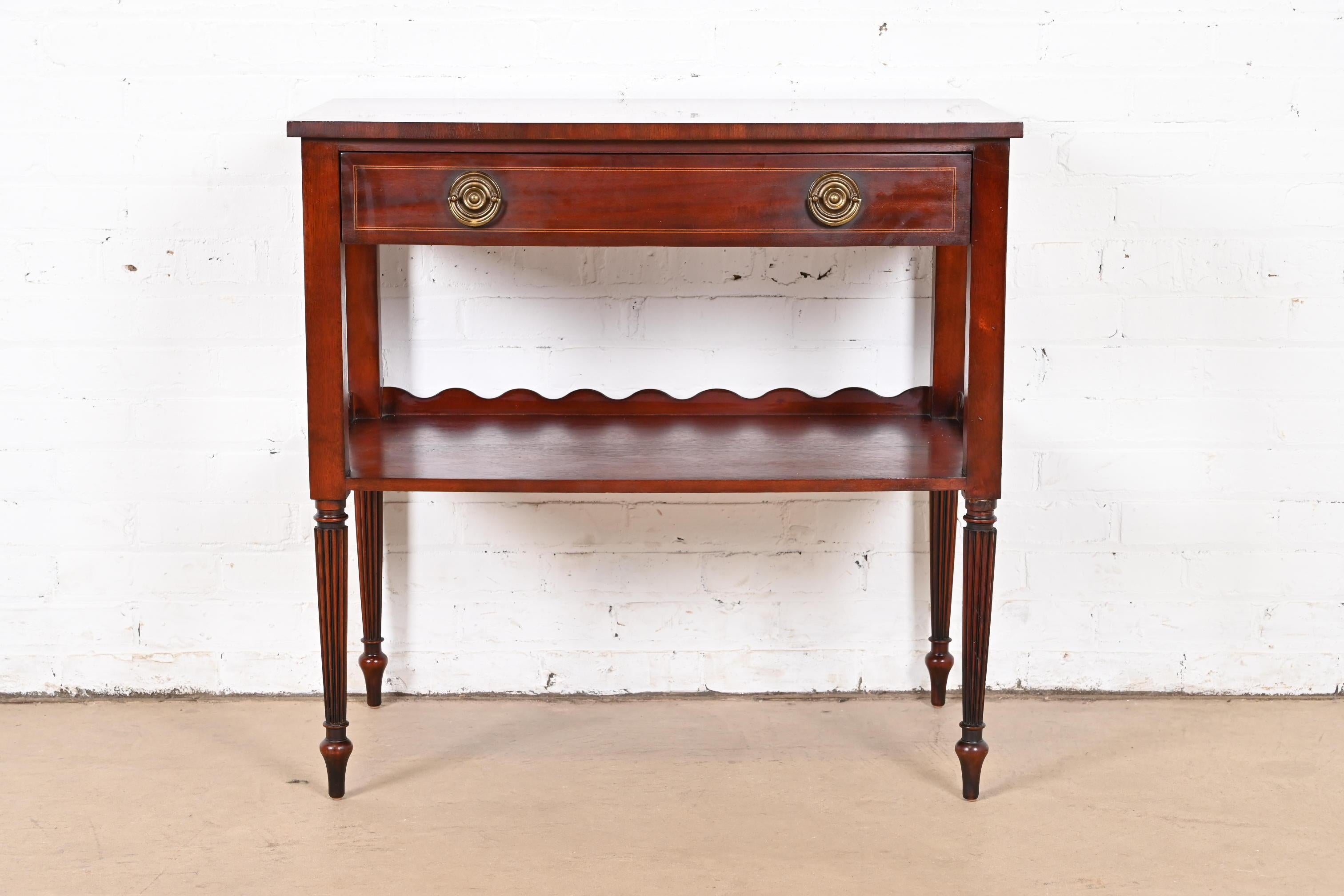 Américain Baker Furniture Régence française Louis XVI Acajou incrusté Serveur Buffet à deux niveaux en vente