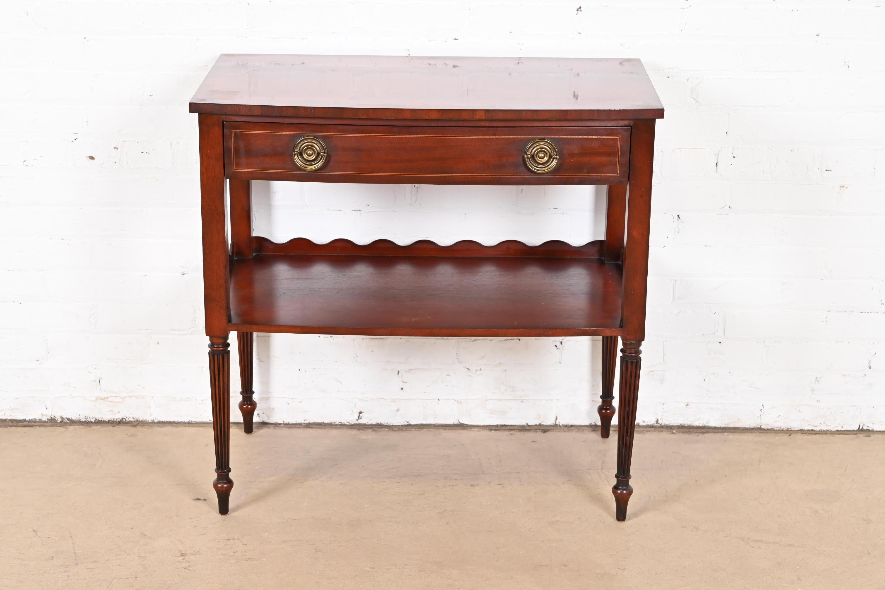 Baker Furniture Régence française Louis XVI Acajou incrusté Serveur Buffet à deux niveaux Bon état - En vente à South Bend, IN