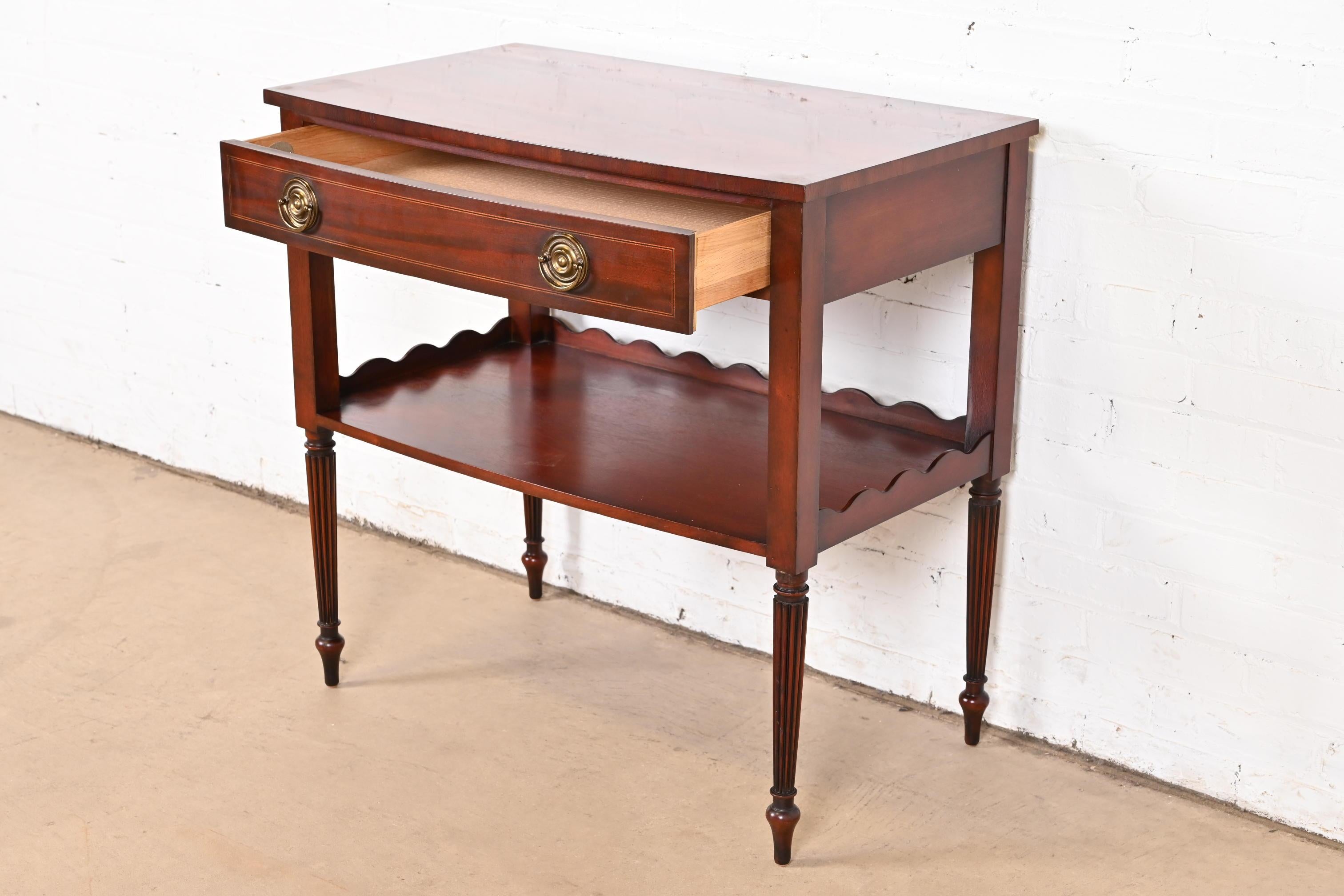 Fin du 20e siècle Baker Furniture Régence française Louis XVI Acajou incrusté Serveur Buffet à deux niveaux en vente