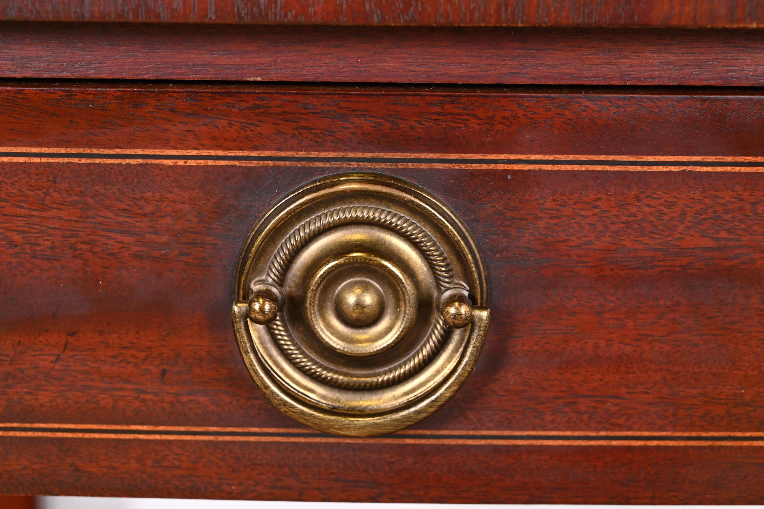 Laiton Baker Furniture Régence française Louis XVI Acajou incrusté Serveur Buffet à deux niveaux en vente