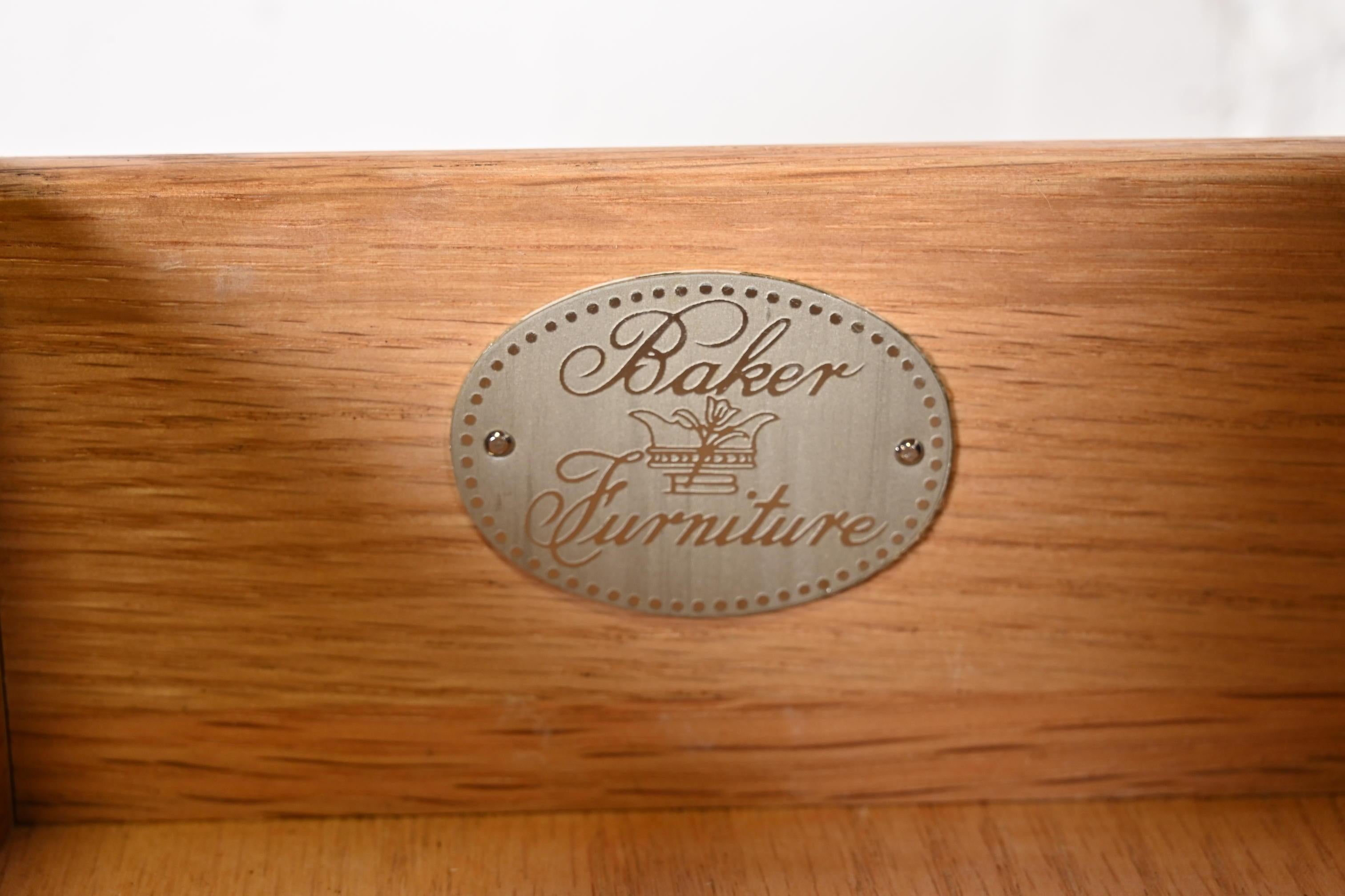 Baker Furniture Régence française Louis XVI Acajou incrusté Serveur Buffet à deux niveaux en vente 1