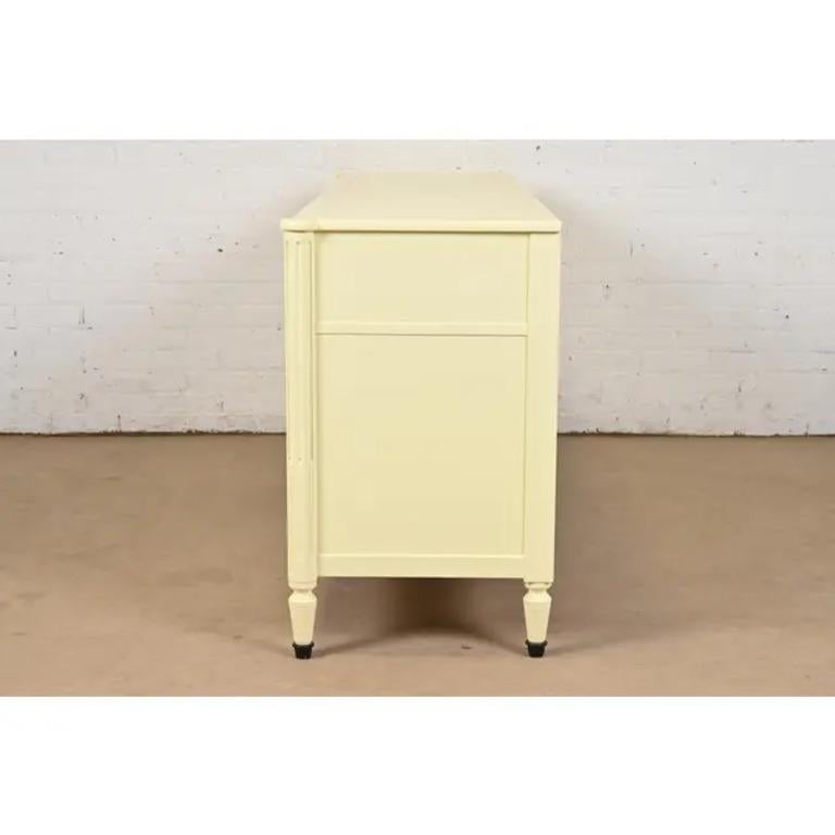 Cassettone triplo laccato Baker Furniture French Regency Louis XVI, anni '60 in vendita 3