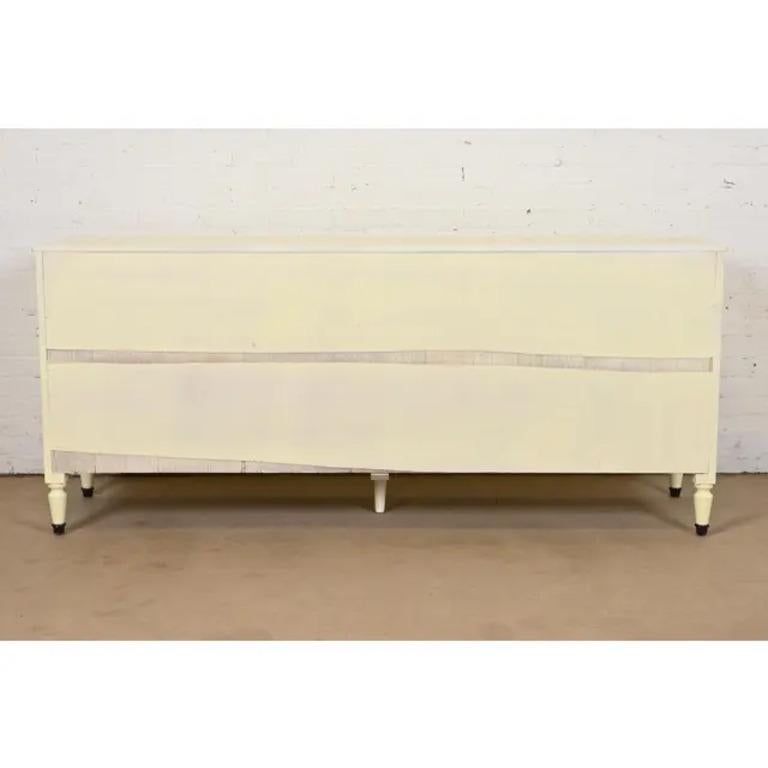Cassettone triplo laccato Baker Furniture French Regency Louis XVI, anni '60 in vendita 4