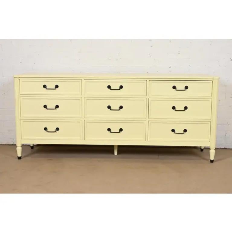 Luigi XVI Cassettone triplo laccato Baker Furniture French Regency Louis XVI, anni '60 in vendita