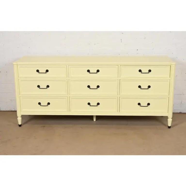 Americano Cassettone triplo laccato Baker Furniture French Regency Louis XVI, anni '60 in vendita