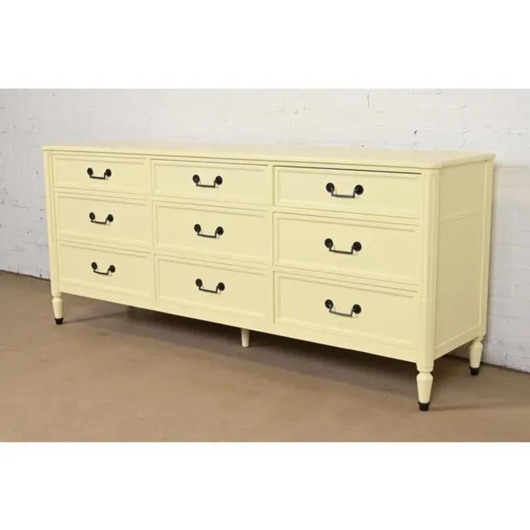 Cassettone triplo laccato Baker Furniture French Regency Louis XVI, anni '60 In condizioni buone in vendita a South Bend, IN