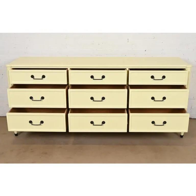 Metà XX secolo Cassettone triplo laccato Baker Furniture French Regency Louis XVI, anni '60 in vendita