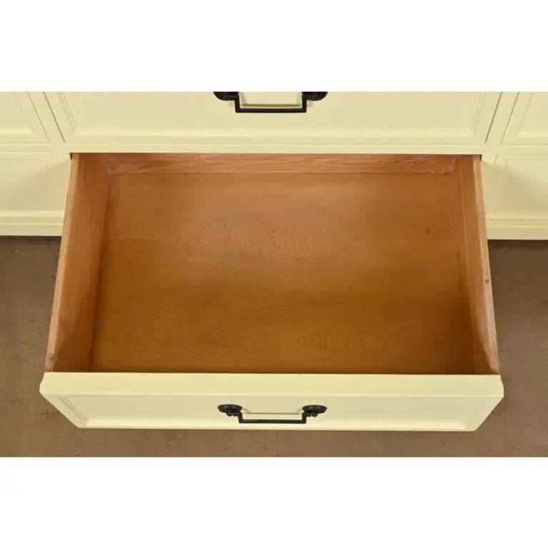 Ottone Cassettone triplo laccato Baker Furniture French Regency Louis XVI, anni '60 in vendita