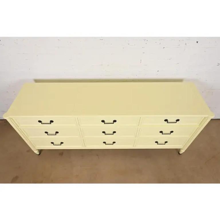 Cassettone triplo laccato Baker Furniture French Regency Louis XVI, anni '60 in vendita 2