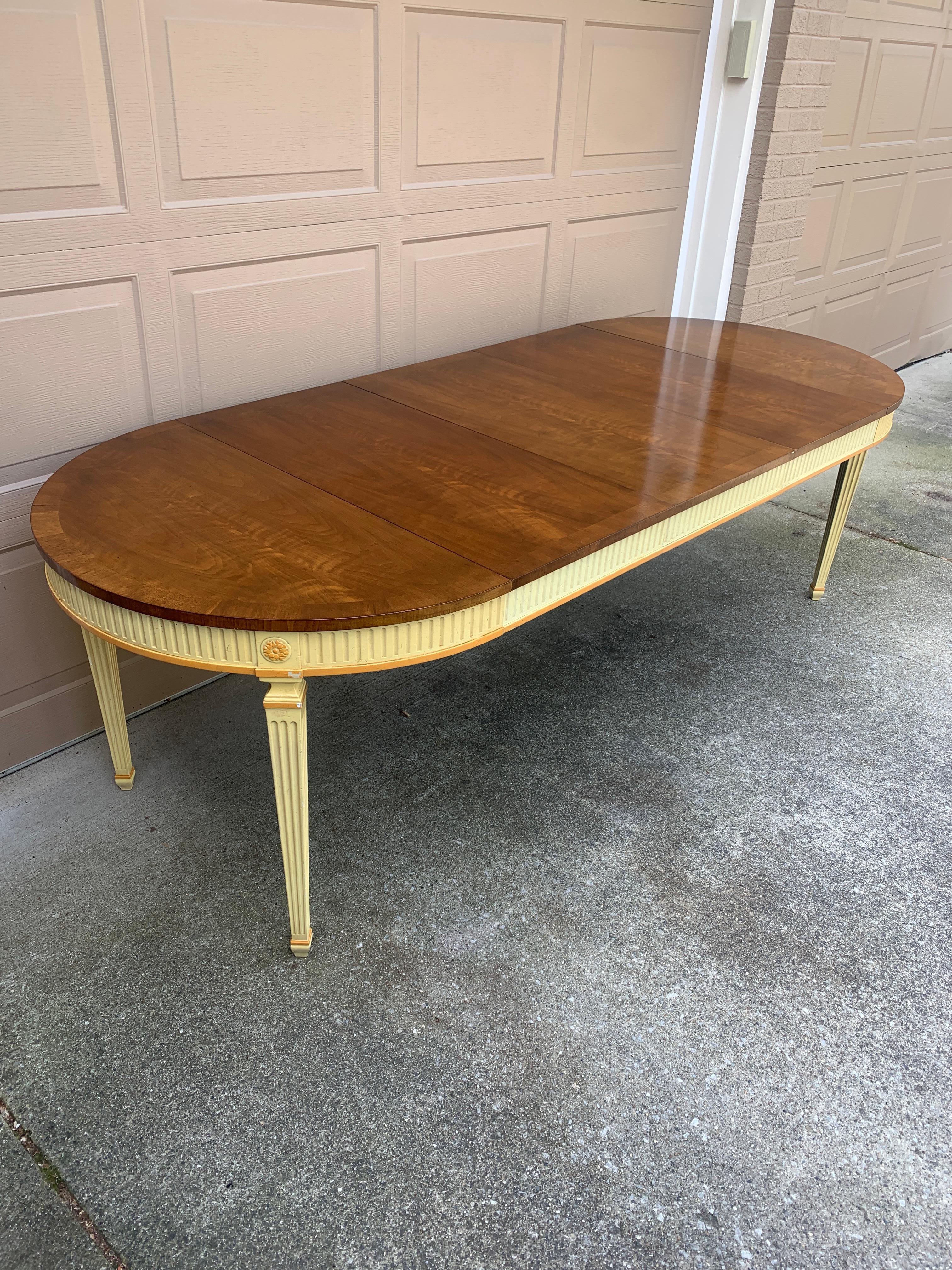 Mogano Tavolo da pranzo Baker Furniture in stile Reggenza francese Luigi XVI in mogano dipinto, anni '60 in vendita