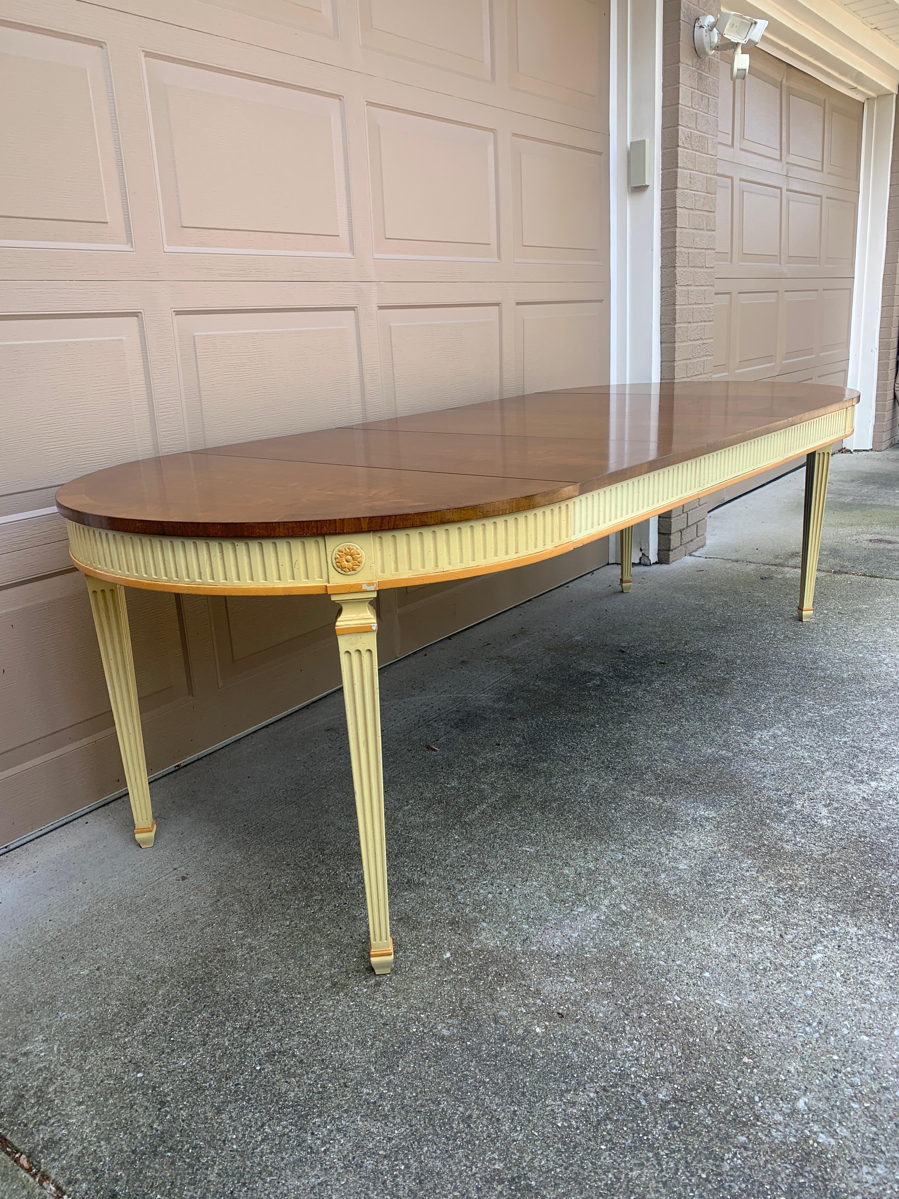 Tavolo da pranzo Baker Furniture in stile Reggenza francese Luigi XVI in mogano dipinto, anni '60 in vendita 1