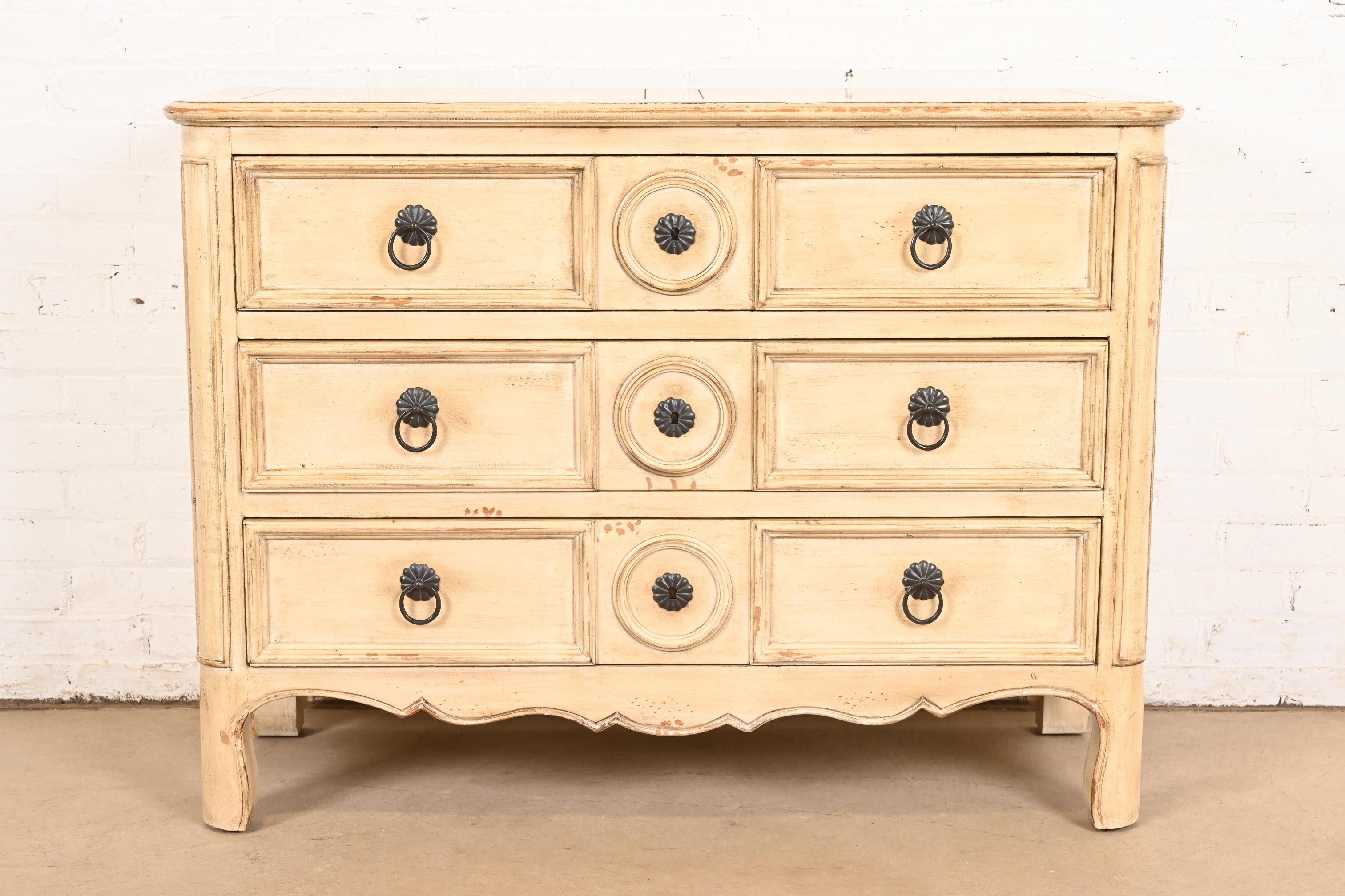 Eine prächtige Kommode im französischen Provinzial- oder Regency-Stil im Stil Louis XVI

Von Baker Furniture, 
