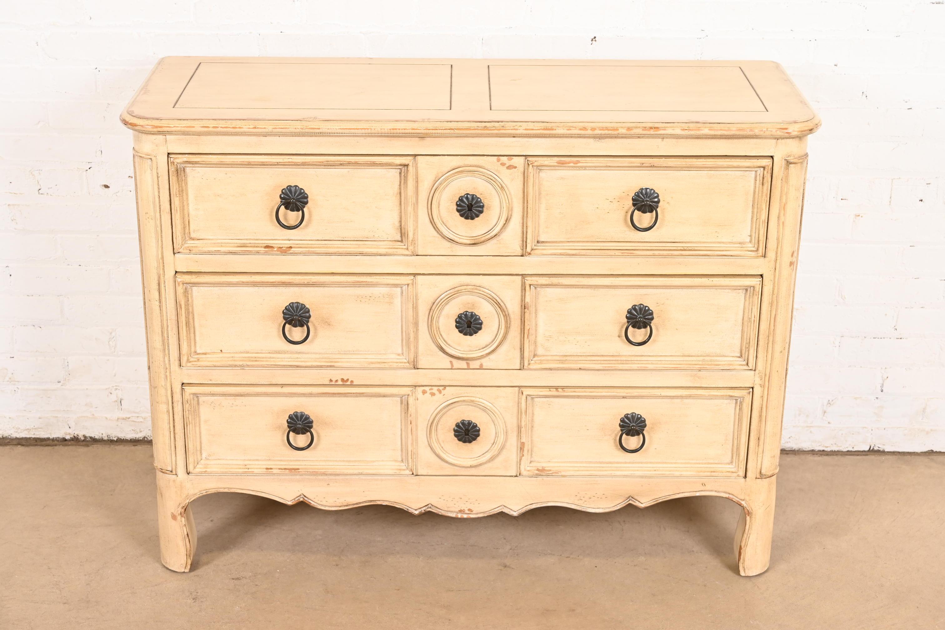 Baker Möbel Französisch Regency Louis XVI gemalt Kommode oder Kommode (Louis XVI.) im Angebot