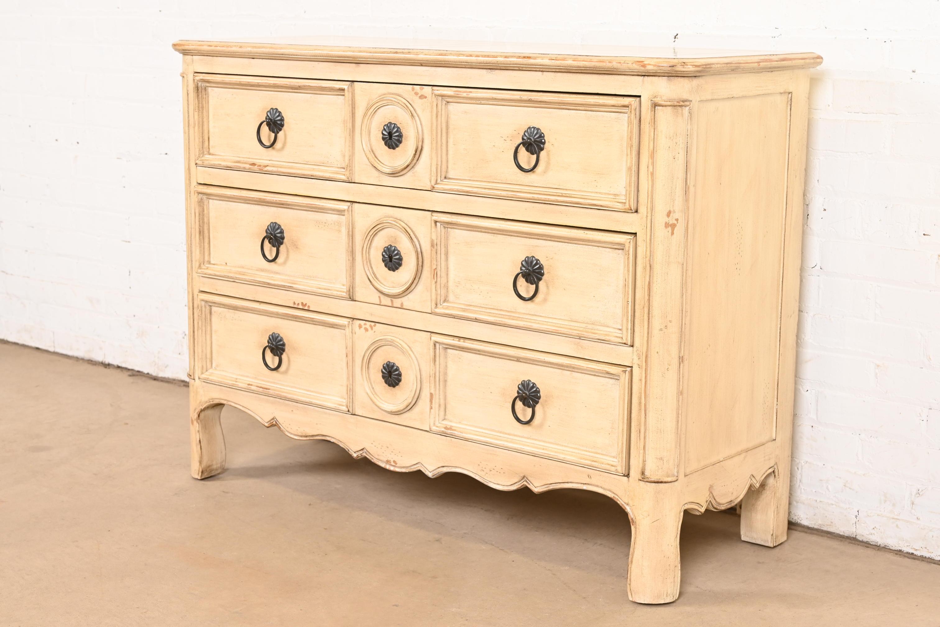 Baker Möbel Französisch Regency Louis XVI gemalt Kommode oder Kommode (amerikanisch) im Angebot