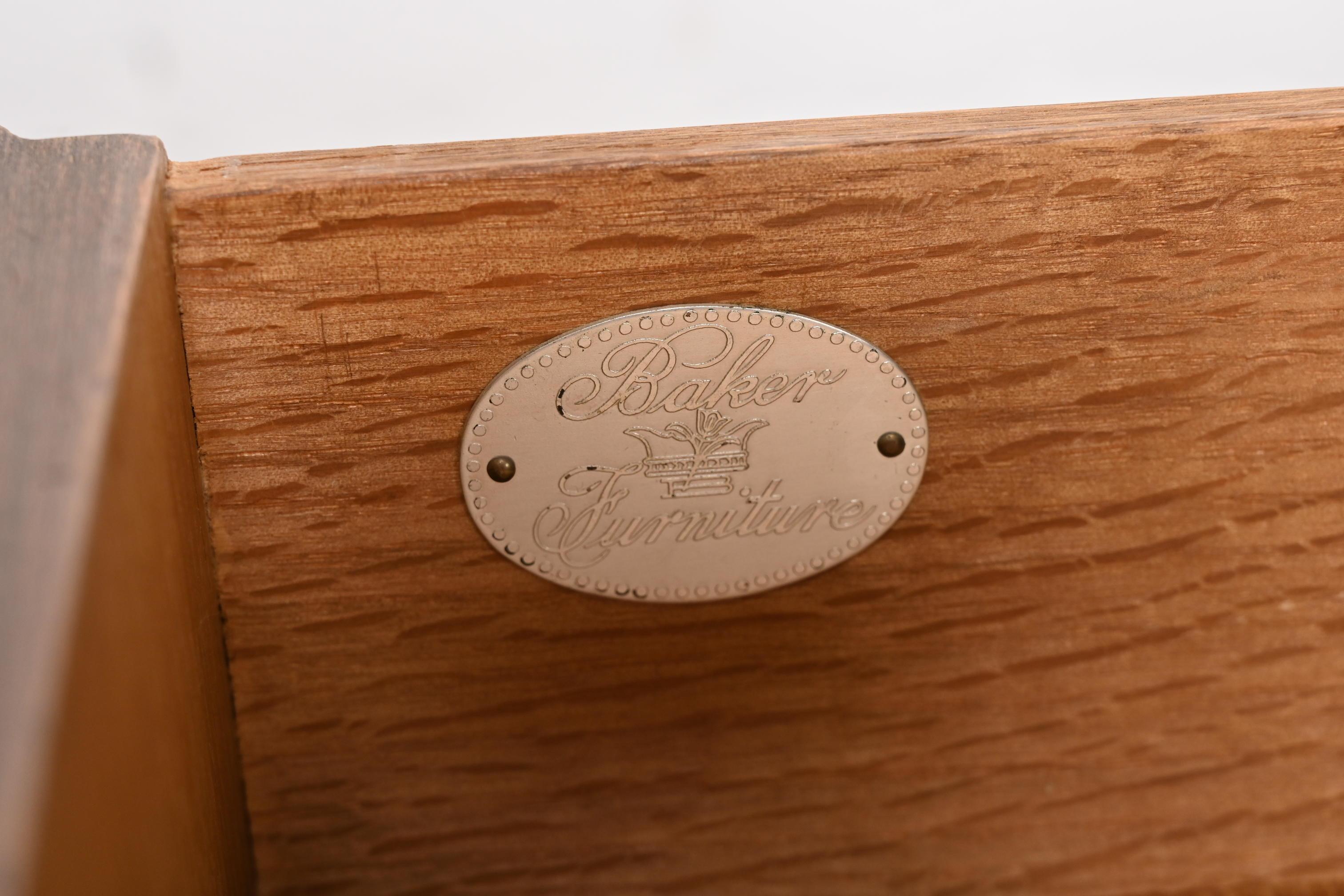 Baker Furniture Crédence en bois de rose et noyer de style Régence française Louis XVI en vente 7