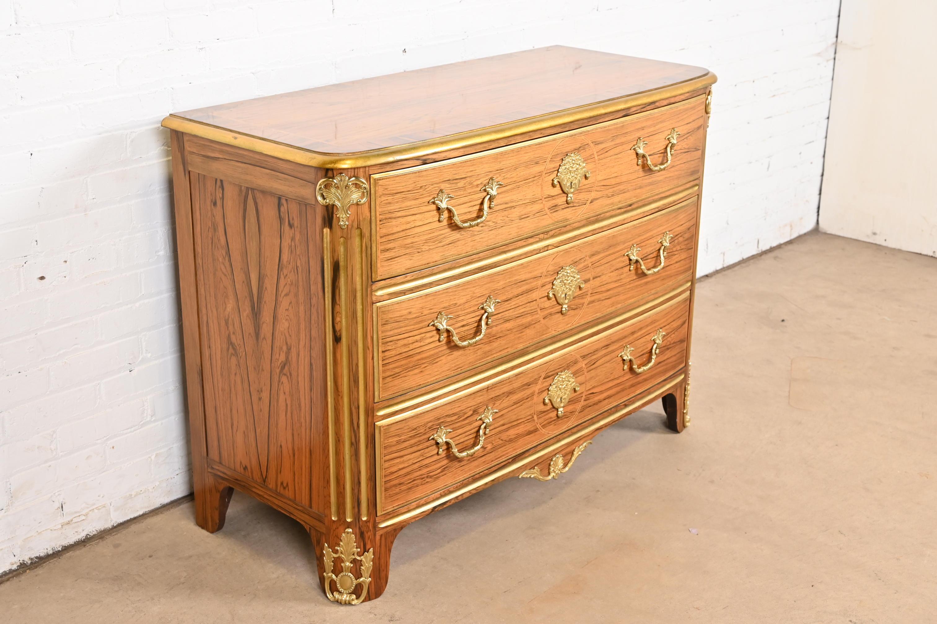 XX secolo Cassettiera in legno di palissandro Baker Furniture French Regency Luigi XVI in vendita
