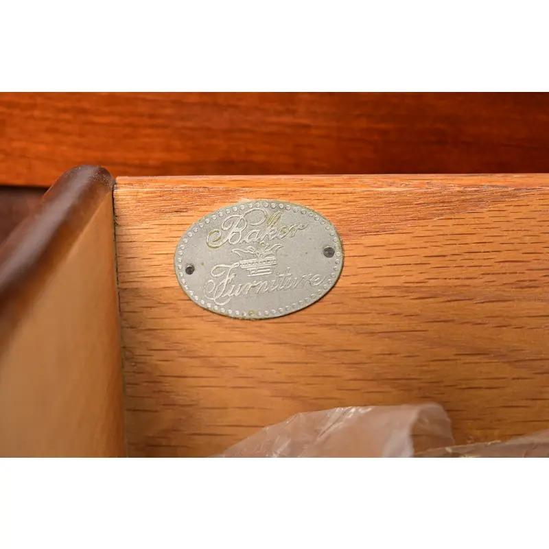 Baker Furniture French Regency Louis XVI Sideboard or Bar Cabinet, Circa 1960s en venta 3