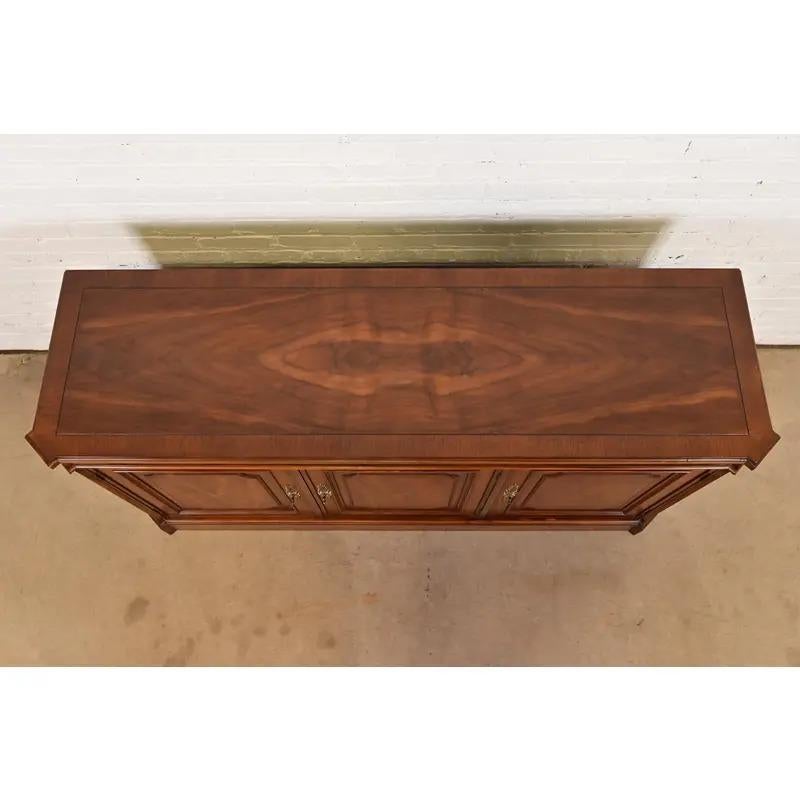 Baker Furniture French Regency Louis XVI Sideboard or Bar Cabinet, Circa 1960s en venta 4