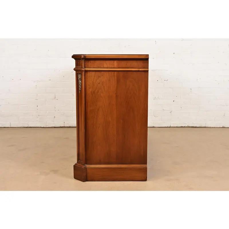 Baker Furniture French Regency Louis XVI Sideboard or Bar Cabinet, Circa 1960s en venta 5