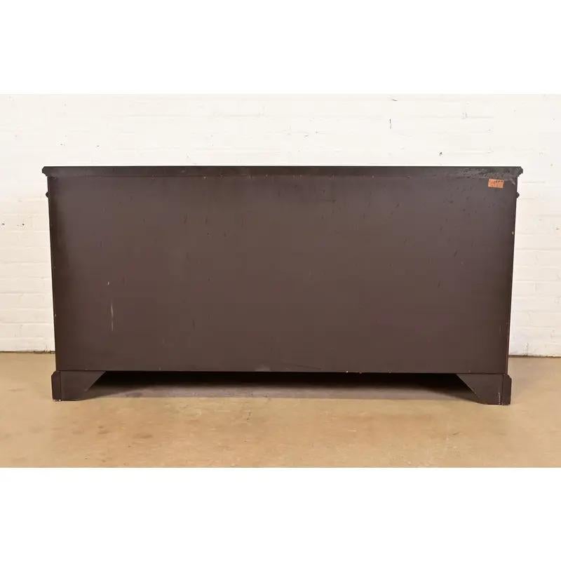 Baker Furniture French Regency Louis XVI Sideboard or Bar Cabinet, Circa 1960s en venta 6