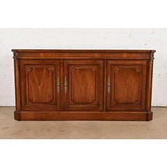 Credenza o mobile da bar Baker Furniture French Regency Louis XVI, circa anni '60