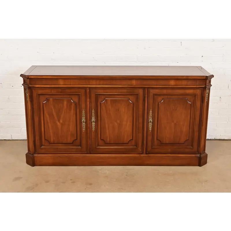 Baker Furniture French Regency Louis XVI Sideboard or Bar Cabinet, Circa 1960s Luis XVI en venta