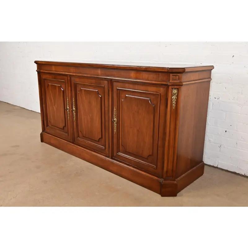 Baker Furniture French Regency Louis XVI Sideboard or Bar Cabinet, Circa 1960s Estadounidense en venta
