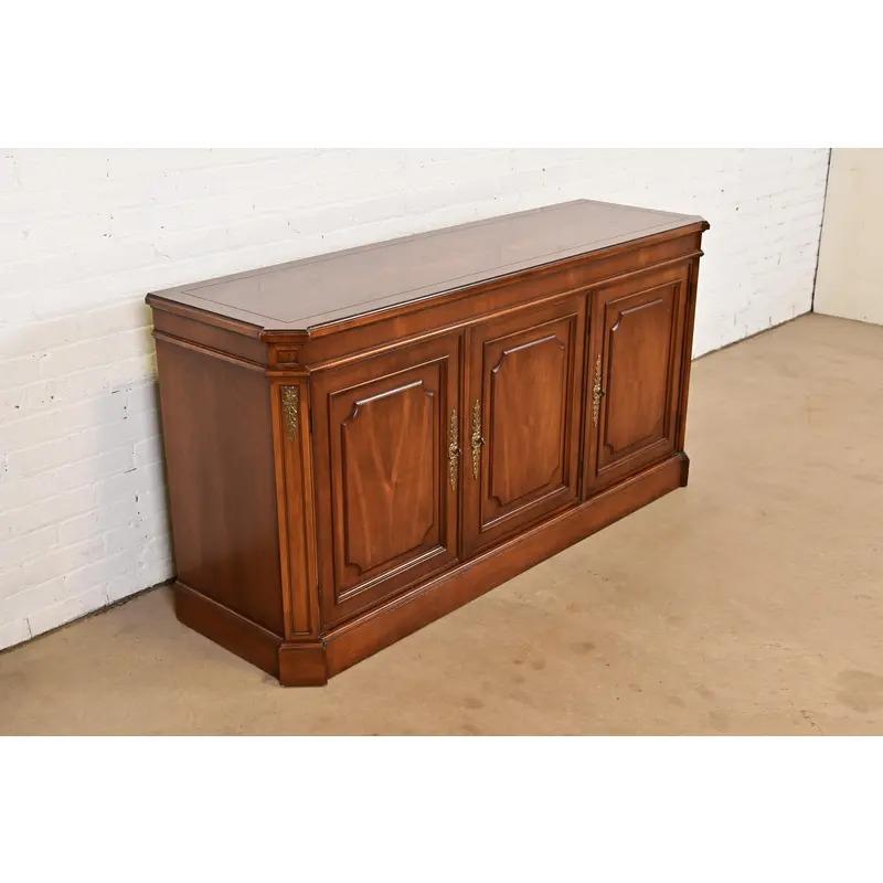 Baker Furniture French Regency Louis XVI Sideboard or Bar Cabinet, Circa 1960s en Bueno estado para la venta en South Bend, IN