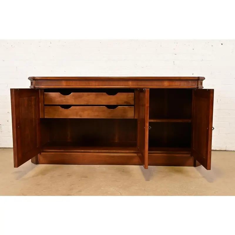 Baker Furniture French Regency Louis XVI Sideboard or Bar Cabinet, Circa 1960s mediados del siglo XX en venta