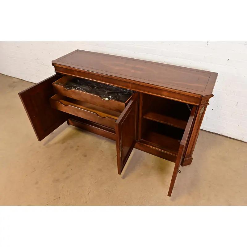 Baker Furniture French Regency Louis XVI Sideboard or Bar Cabinet, Circa 1960s Latón en venta