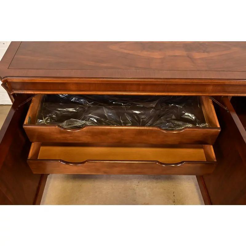 Baker Furniture French Regency Louis XVI Sideboard or Bar Cabinet, Circa 1960s en venta 1