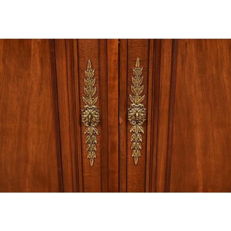 Baker Furniture French Regency Louis XVI Sideboard or Bar Cabinet, Circa 1960s en venta 2