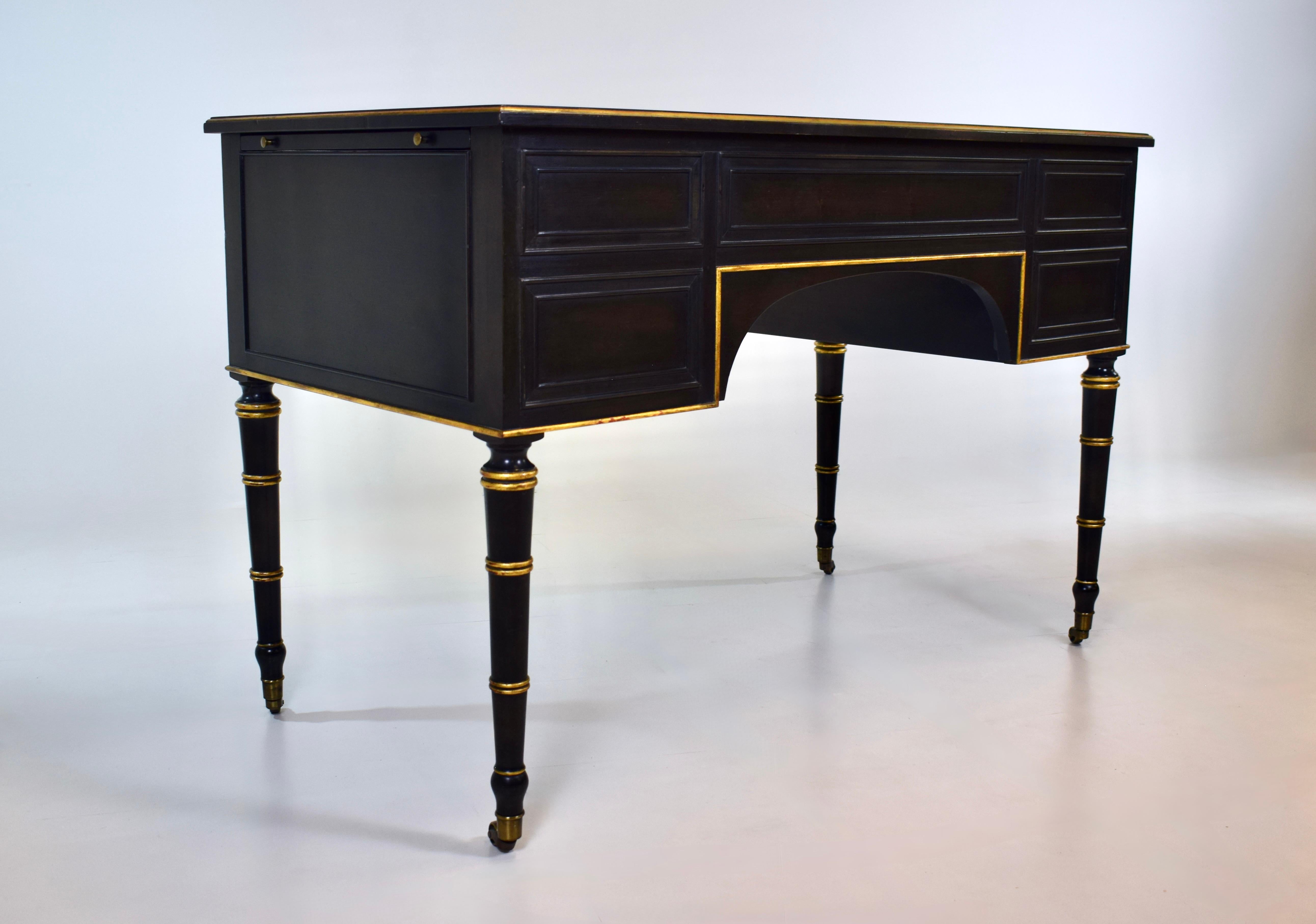 Baker Muebles Regencia Francesa Luis XVI Escritorio con Tapa de Cuero de Nogal en venta 3