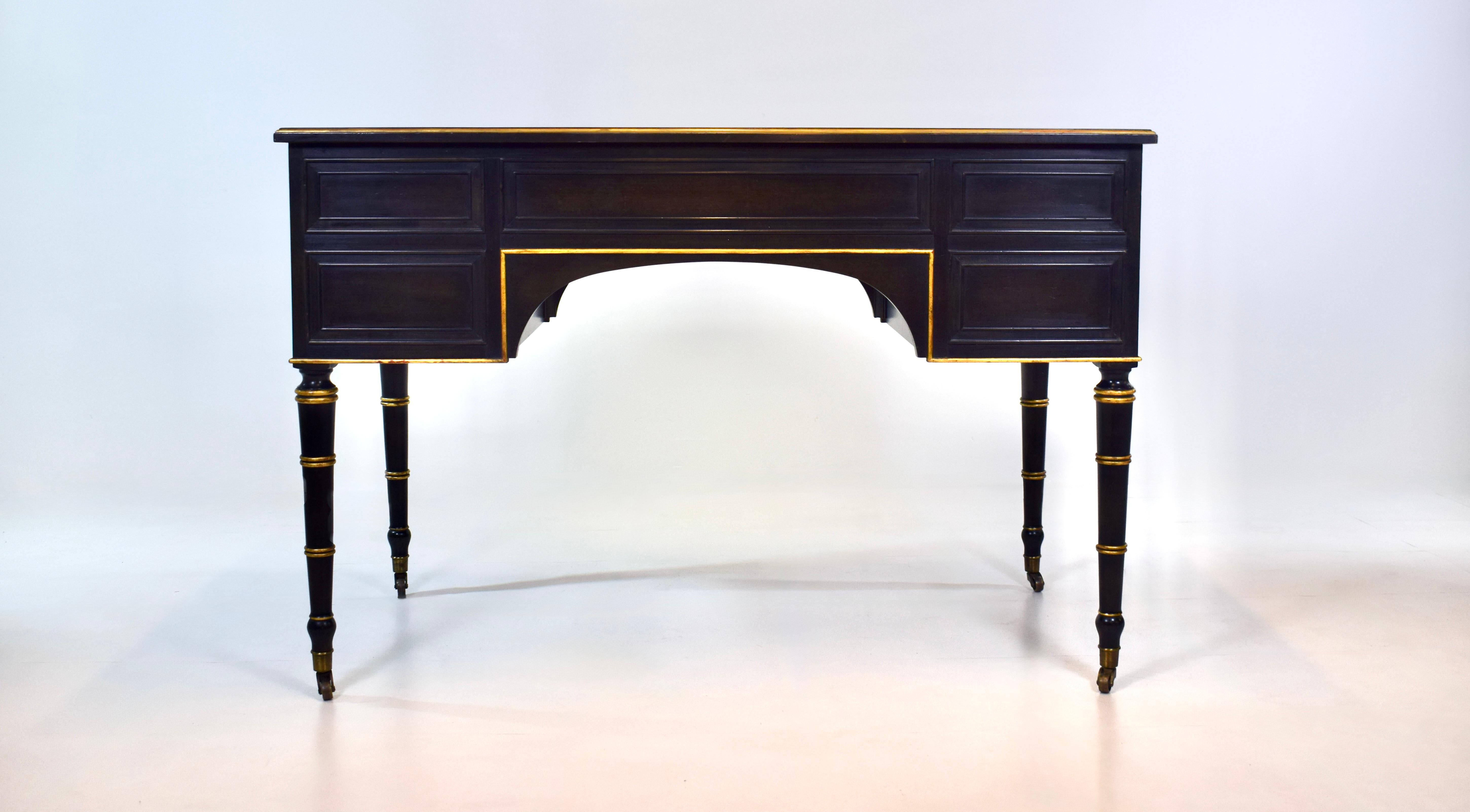 Baker Muebles Regencia Francesa Luis XVI Escritorio con Tapa de Cuero de Nogal en venta 4