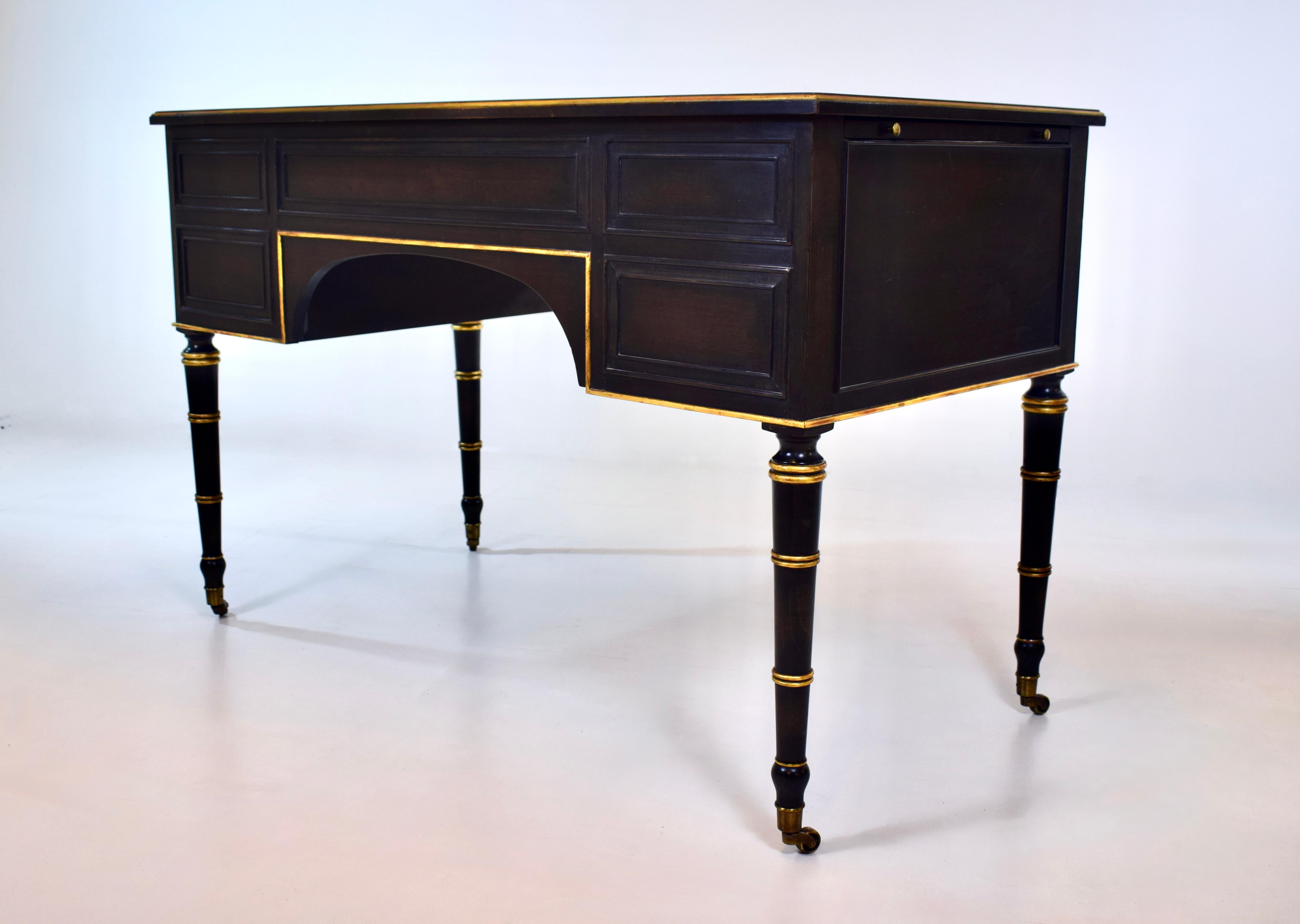Baker Muebles Regencia Francesa Luis XVI Escritorio con Tapa de Cuero de Nogal en venta 5