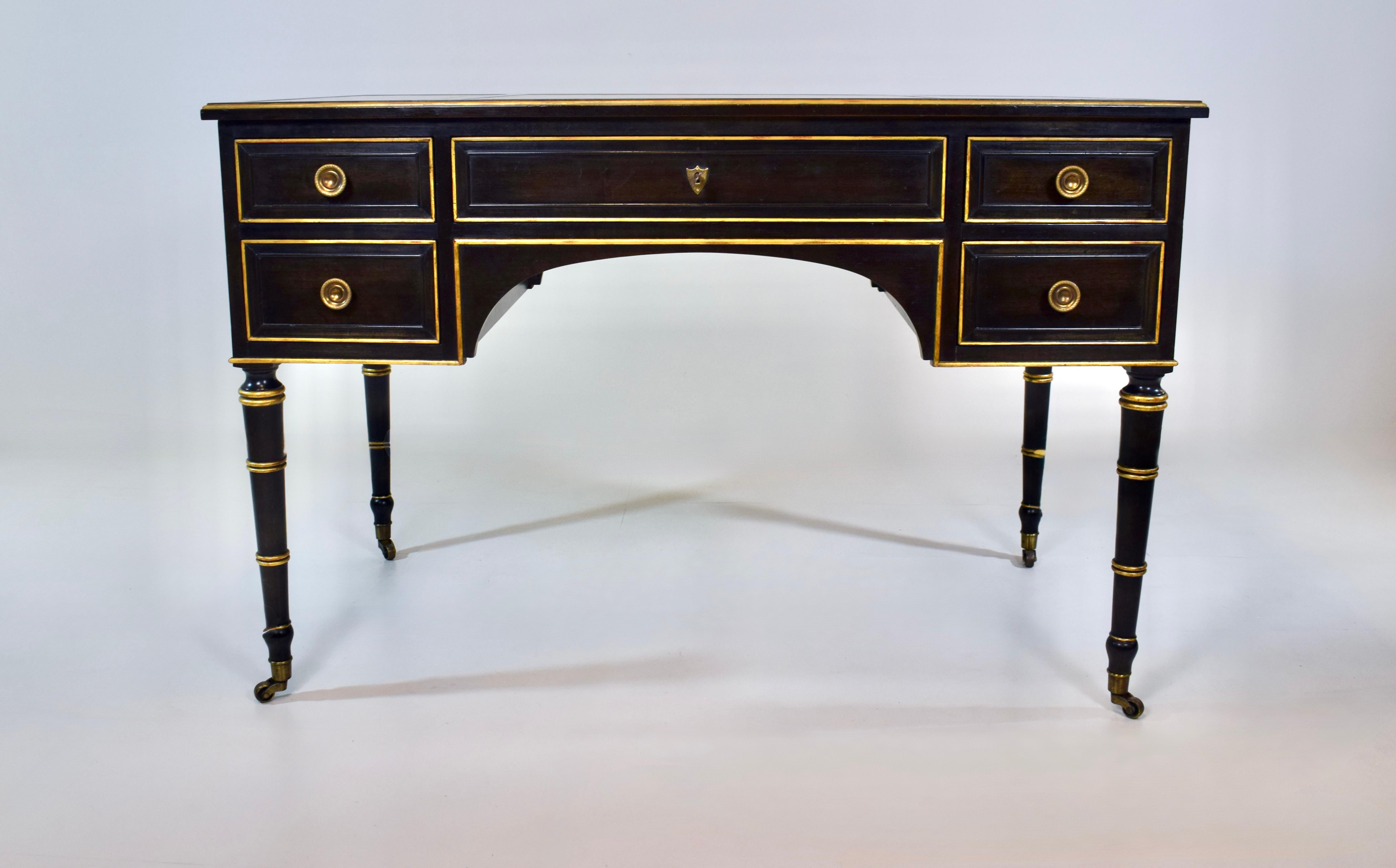 Baker Muebles Regencia Francesa Luis XVI Escritorio con Tapa de Cuero de Nogal en venta 6