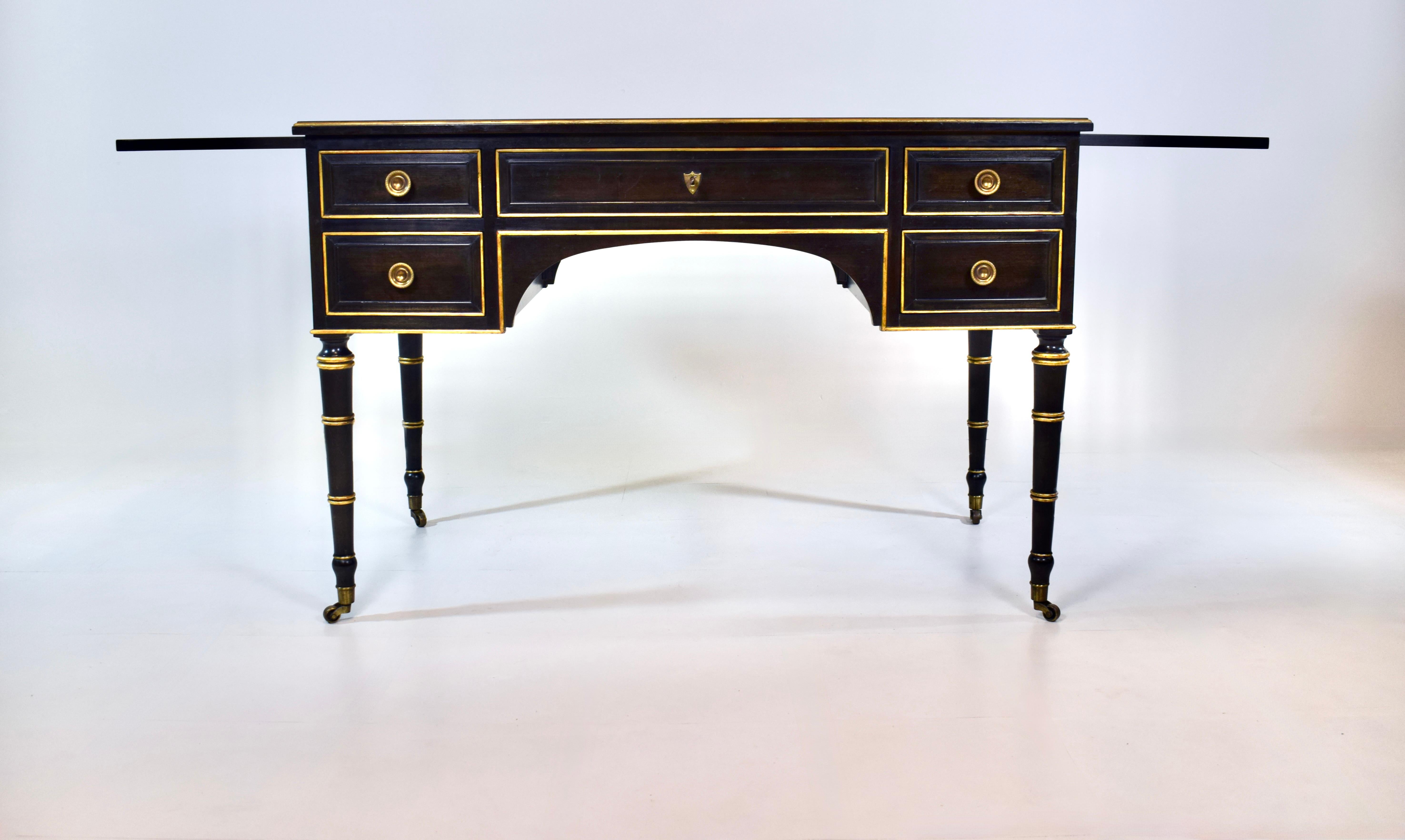 Baker Muebles Regencia Francesa Luis XVI Escritorio con Tapa de Cuero de Nogal Estadounidense en venta