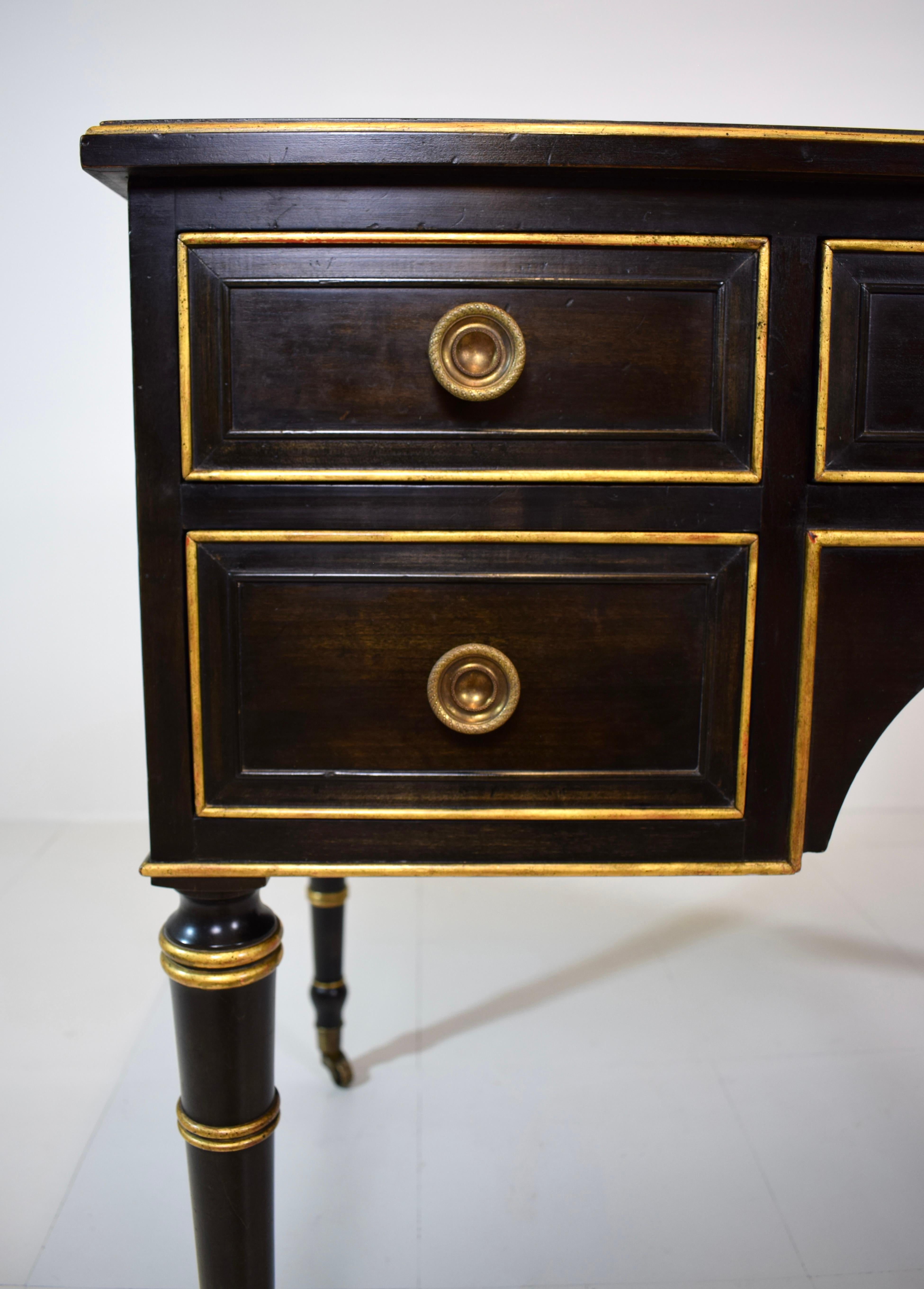 Baker Muebles Regencia Francesa Luis XVI Escritorio con Tapa de Cuero de Nogal en Bueno estado para la venta en Southampton, NJ