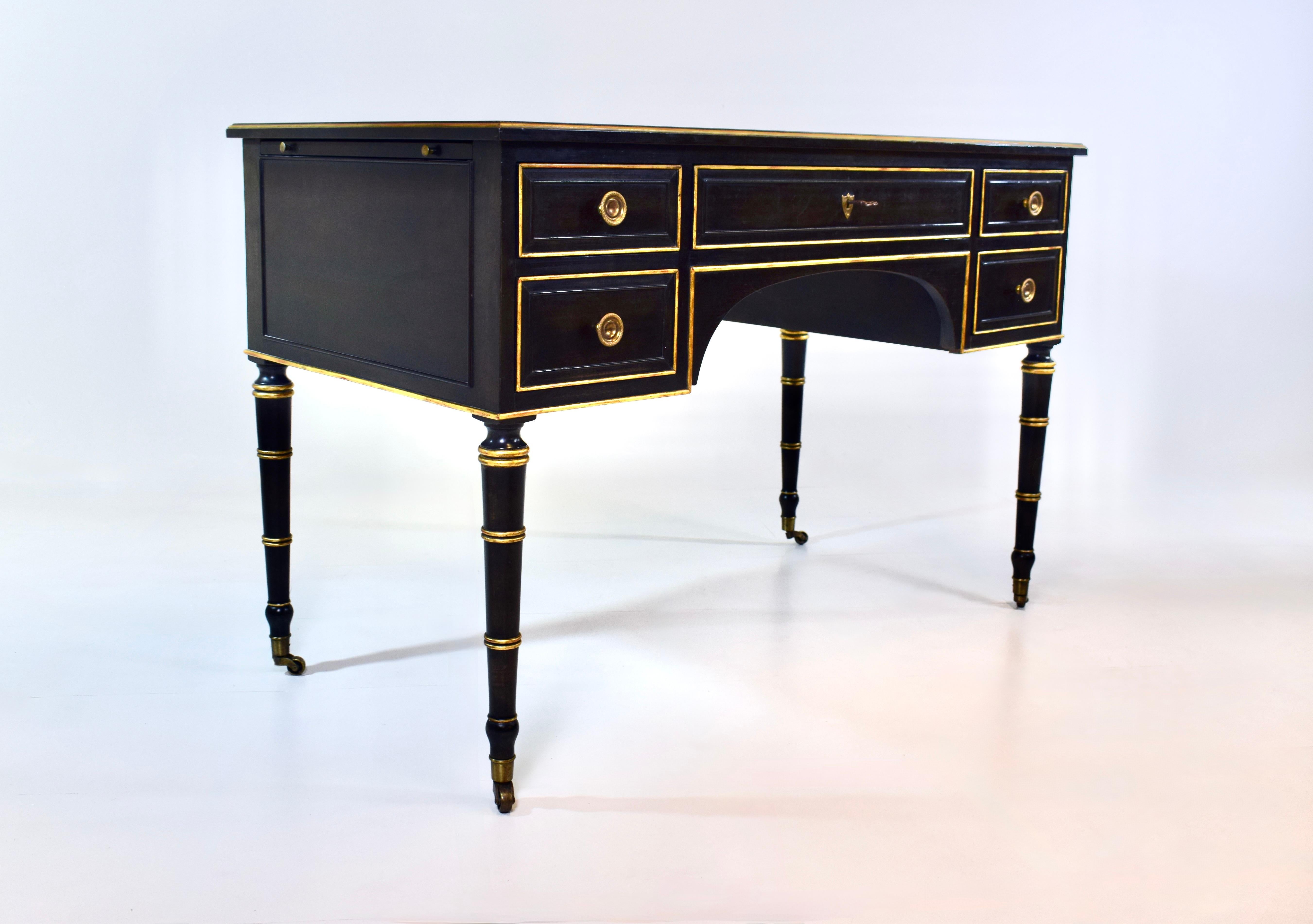 Baker Muebles Regencia Francesa Luis XVI Escritorio con Tapa de Cuero de Nogal siglo XX en venta