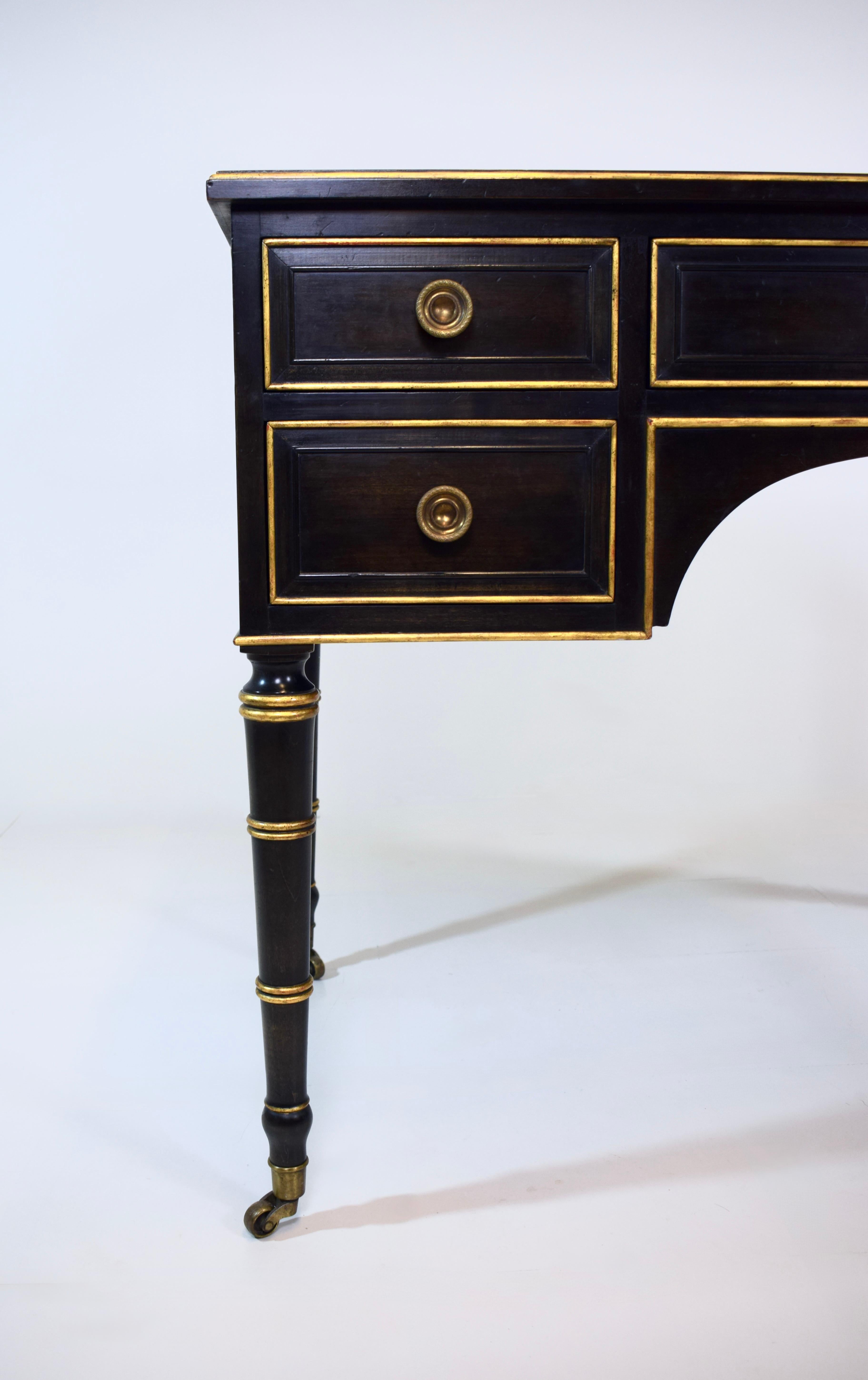 Baker Muebles Regencia Francesa Luis XVI Escritorio con Tapa de Cuero de Nogal Latón en venta