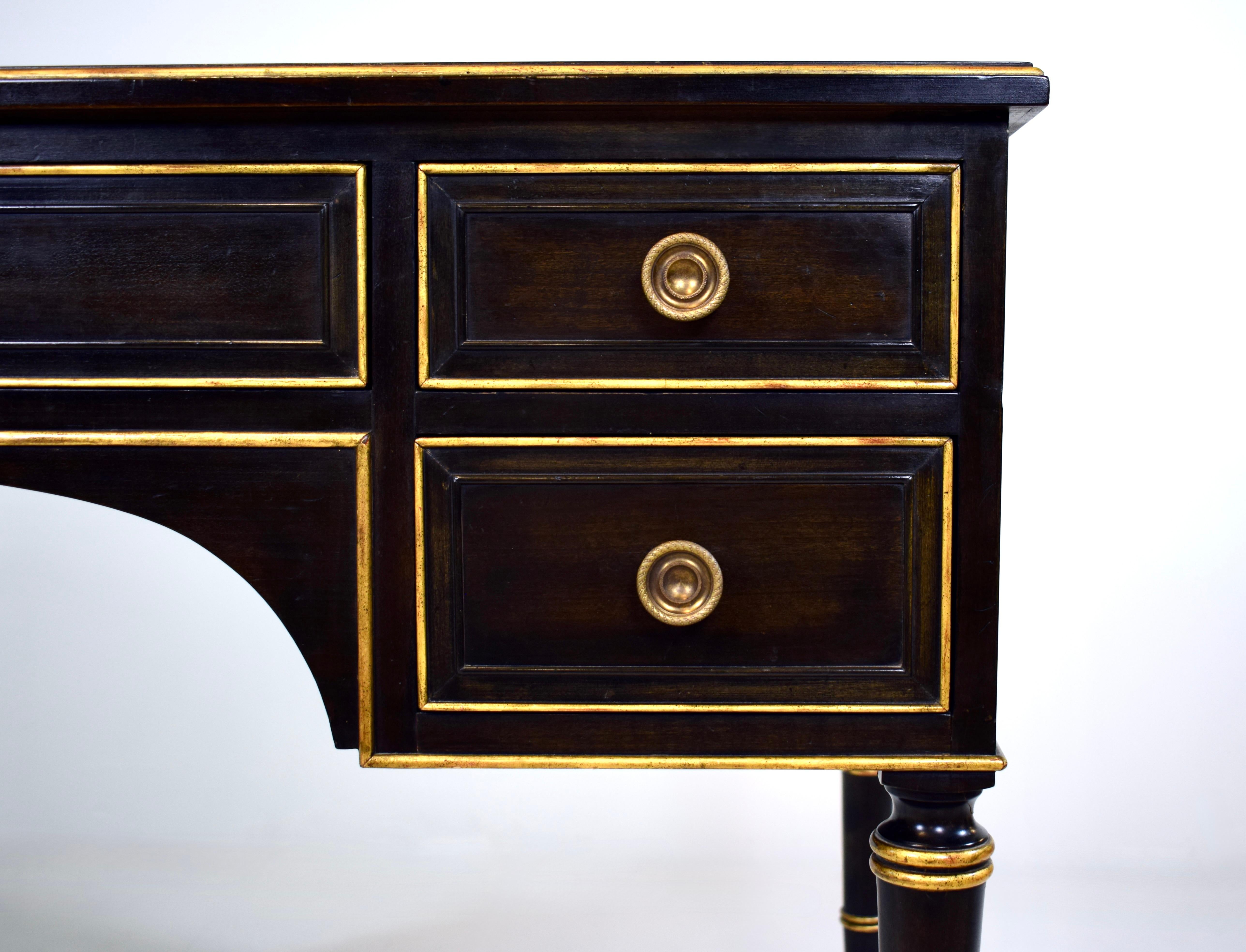 Baker Muebles Regencia Francesa Luis XVI Escritorio con Tapa de Cuero de Nogal en venta 2