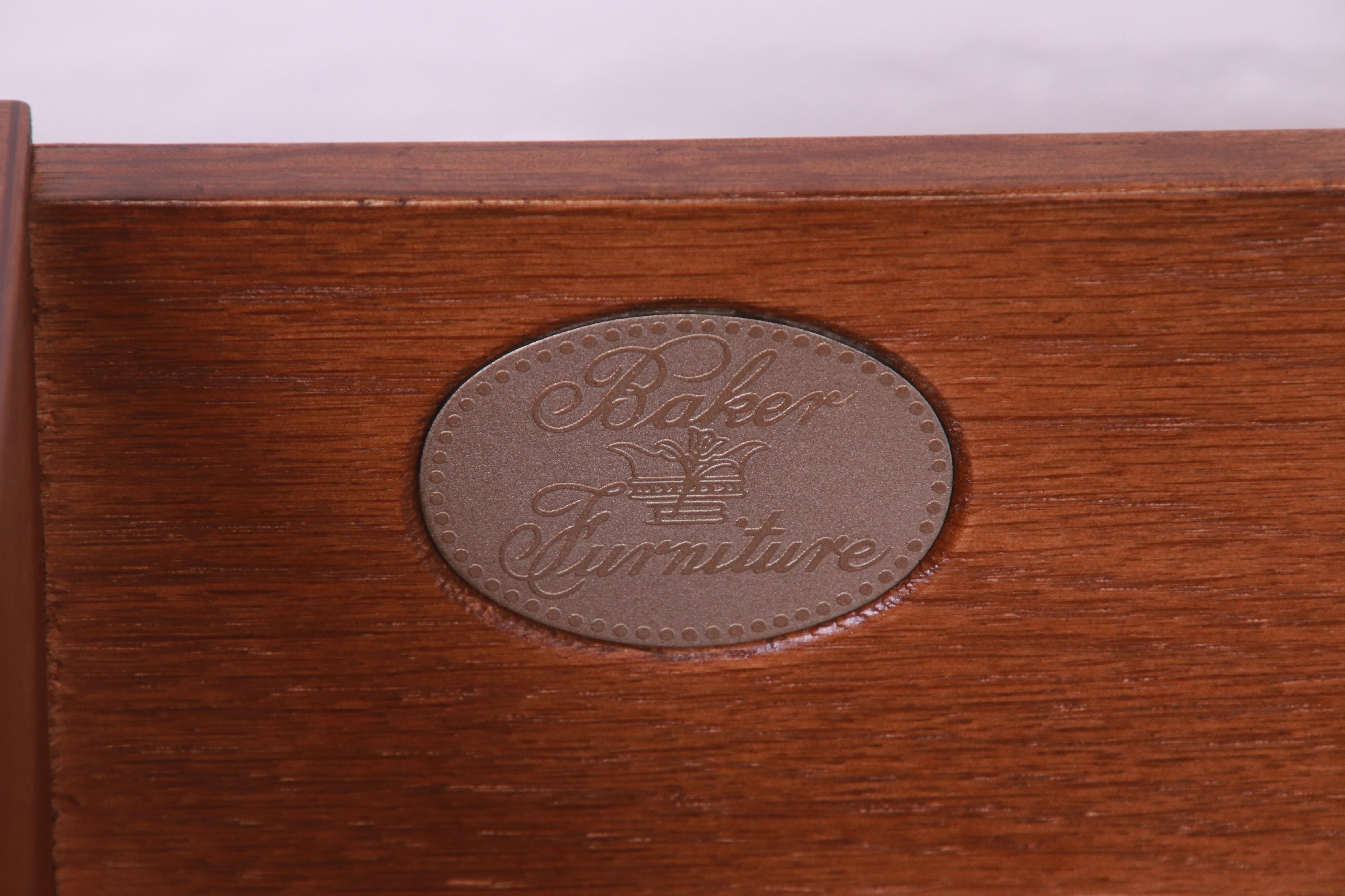 Baker Furniture Französischer Regency-Nachttisch aus Nussbaumholz, neu lackiert im Angebot 10