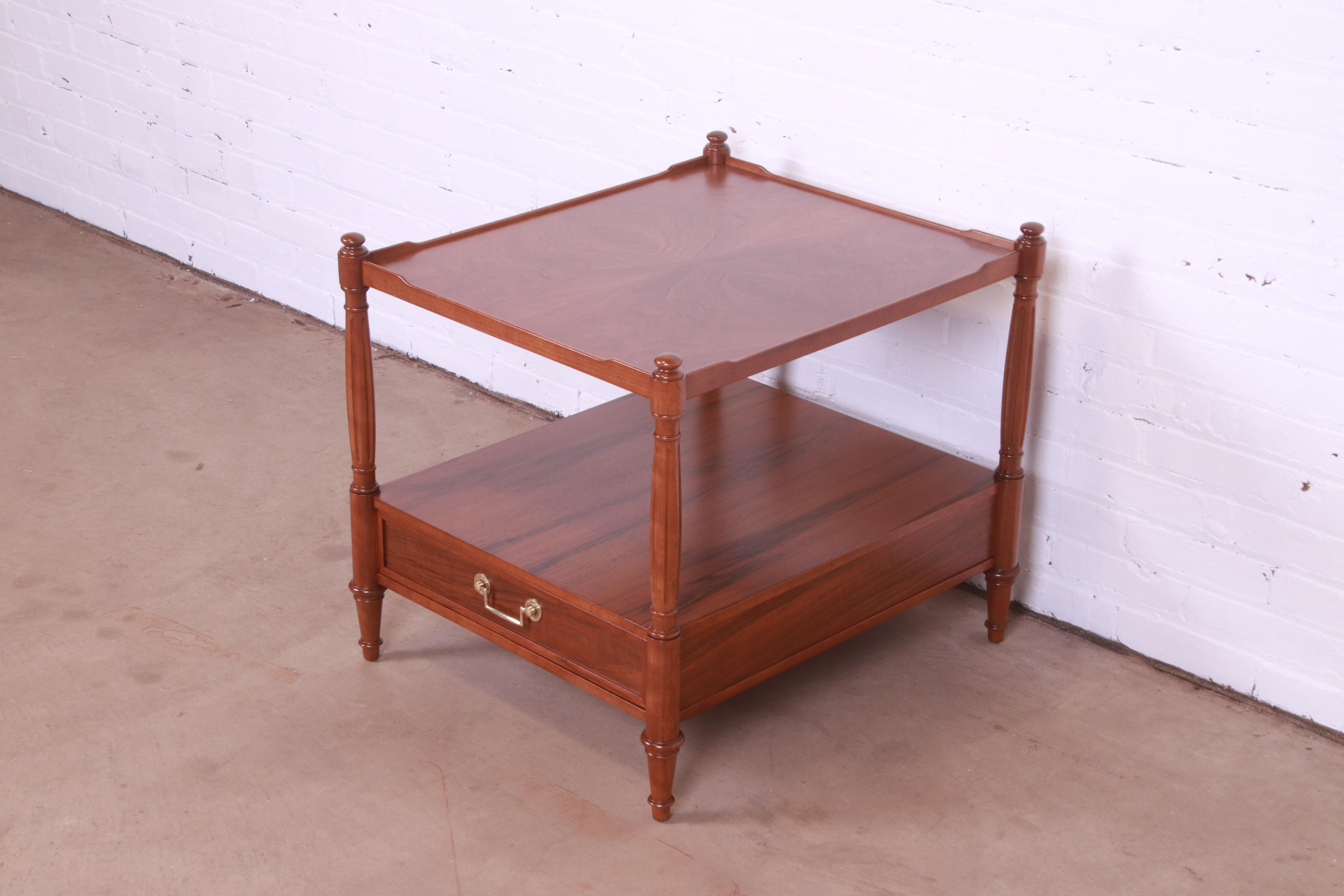 Baker Furniture Französischer Regency-Nachttisch aus Nussbaumholz, neu lackiert (amerikanisch) im Angebot
