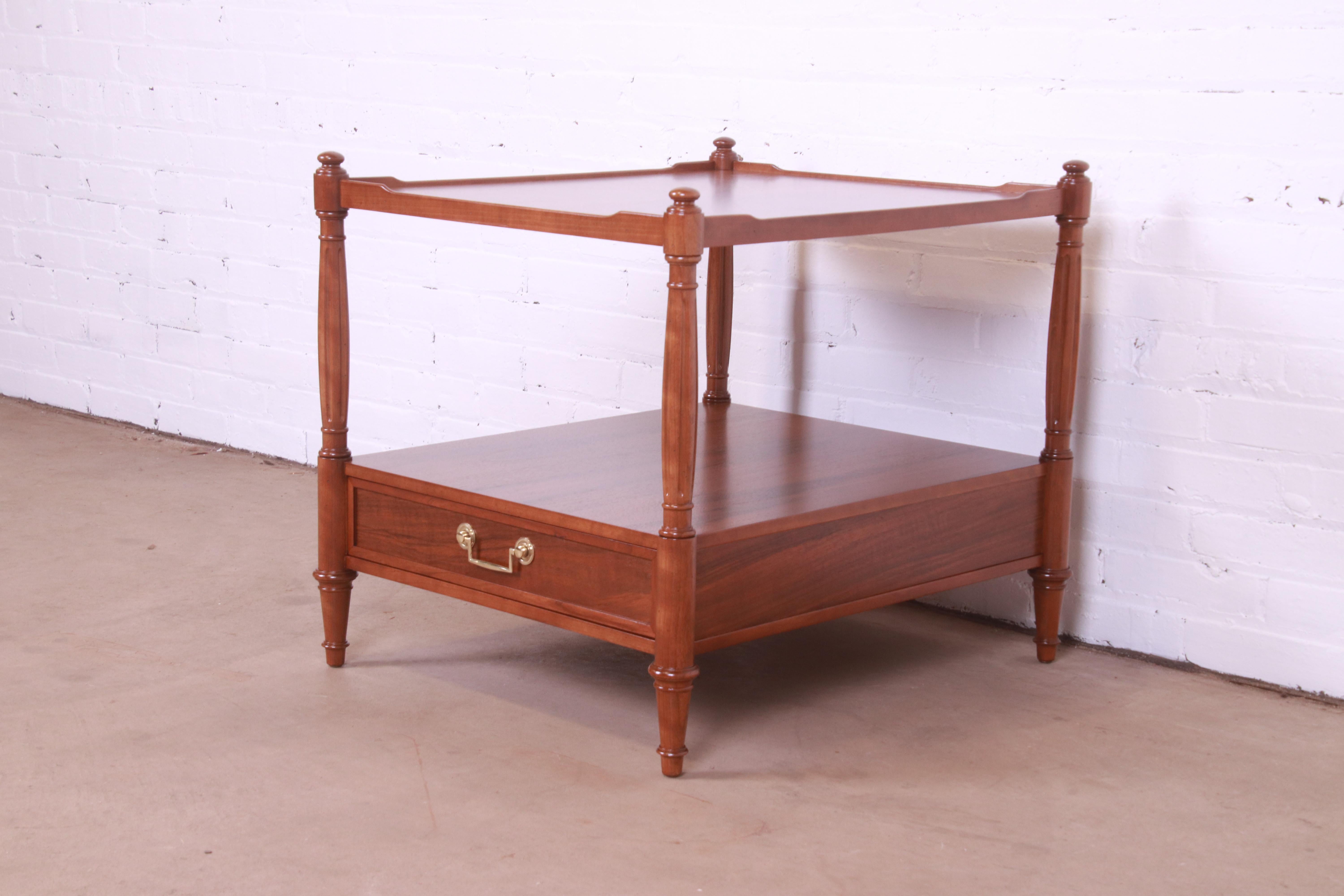 Baker Furniture Französischer Regency-Nachttisch aus Nussbaumholz, neu lackiert im Zustand „Gut“ im Angebot in South Bend, IN