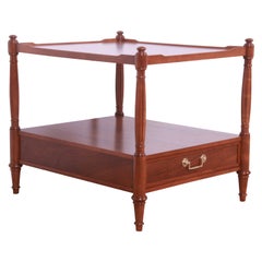 Table de nuit de style Régence française Louis XVI en noyer, nouvellement revernie, Baker Furniture