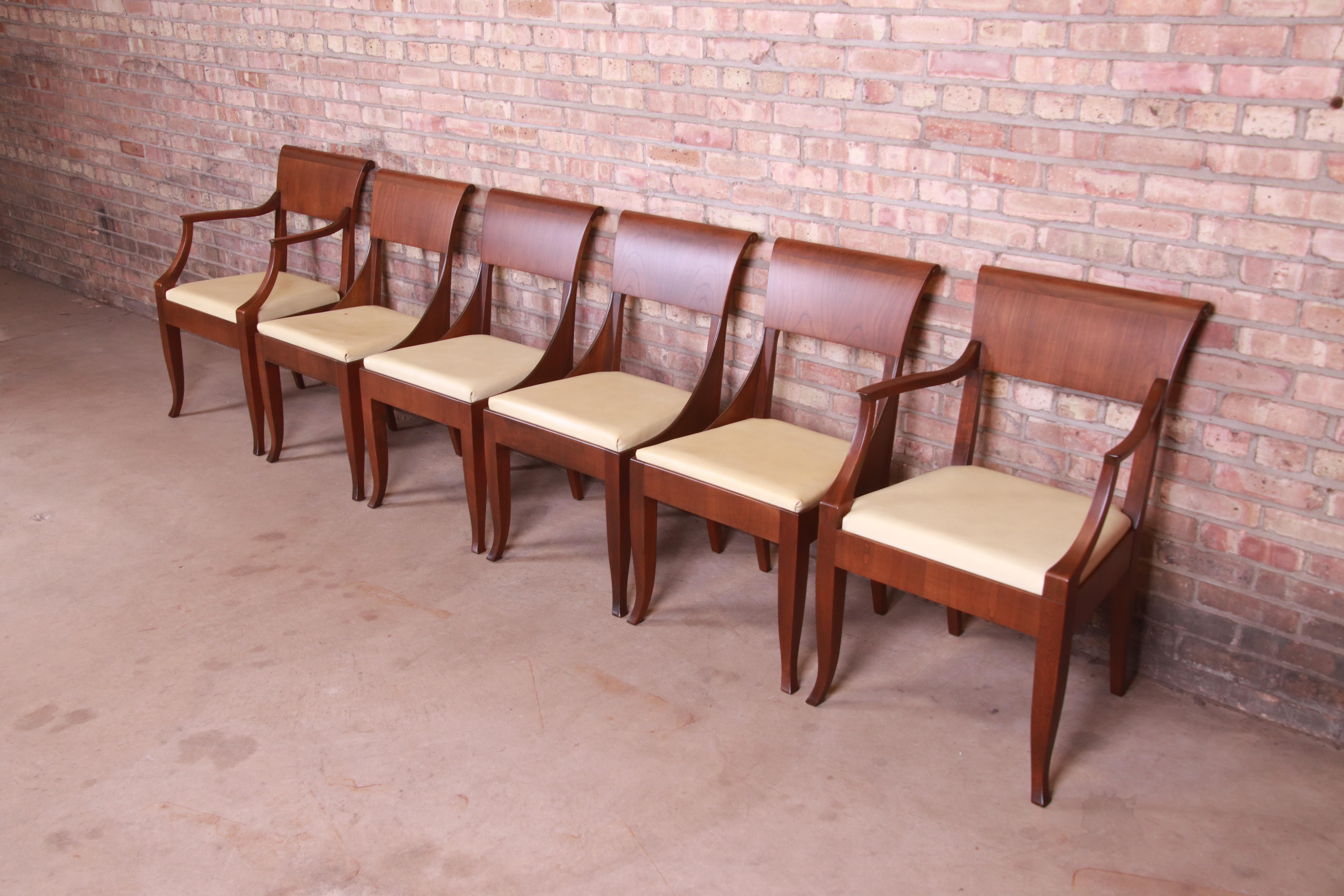 A gorgeous set of six French Regency style dining chairs

By Baker Furniture

USA, circa 1960s

Walnut frames, with original cream vinyl upholstery.

Measures:
Side chairs - 19.25