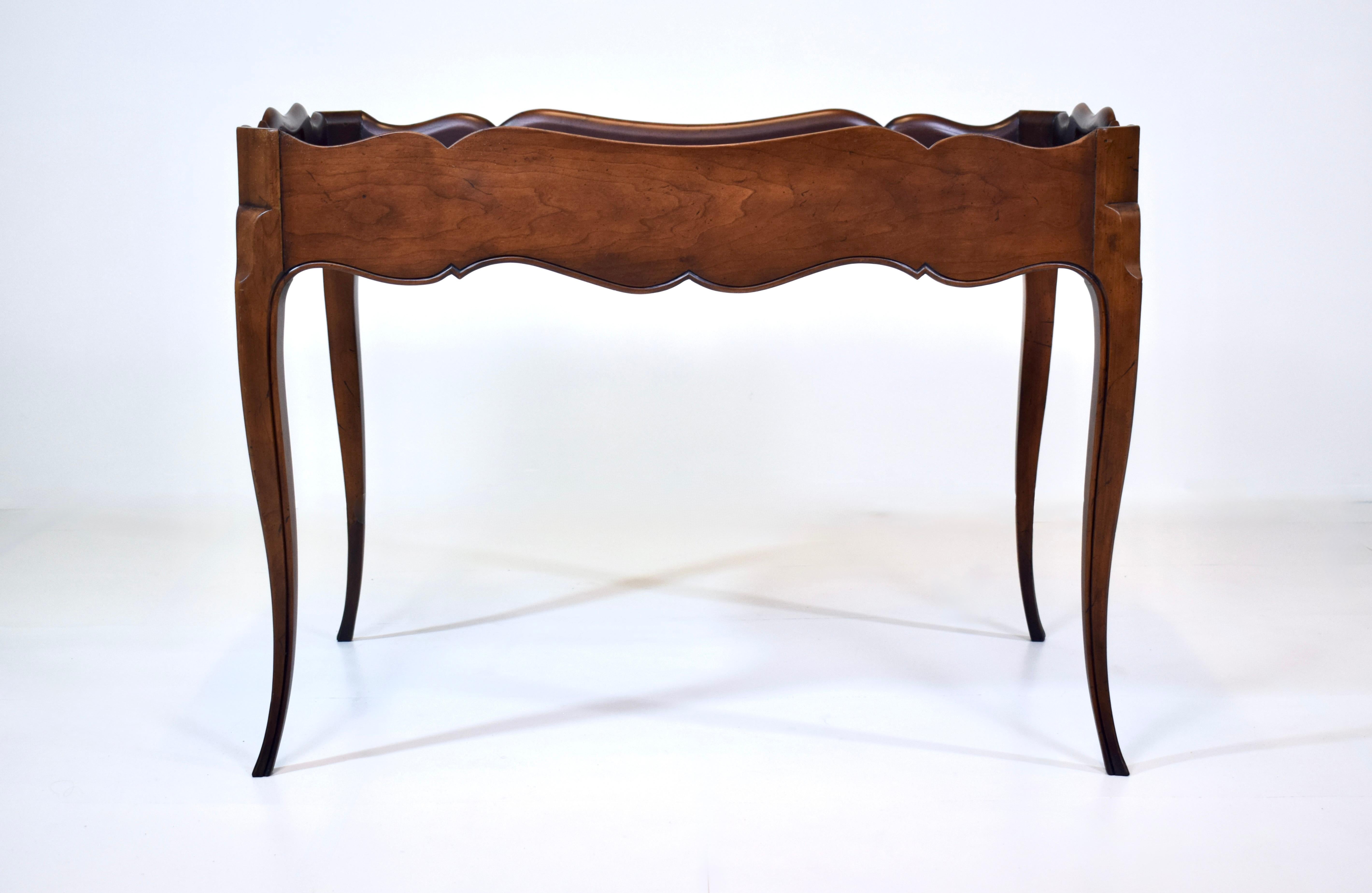 Table à café ou à thé de style campagnard français par Baker Furniture en noyer massif sculpté avec un plateau en bois.  Plateau en bois de ronce assorti au livre. Surface du plateau : 20