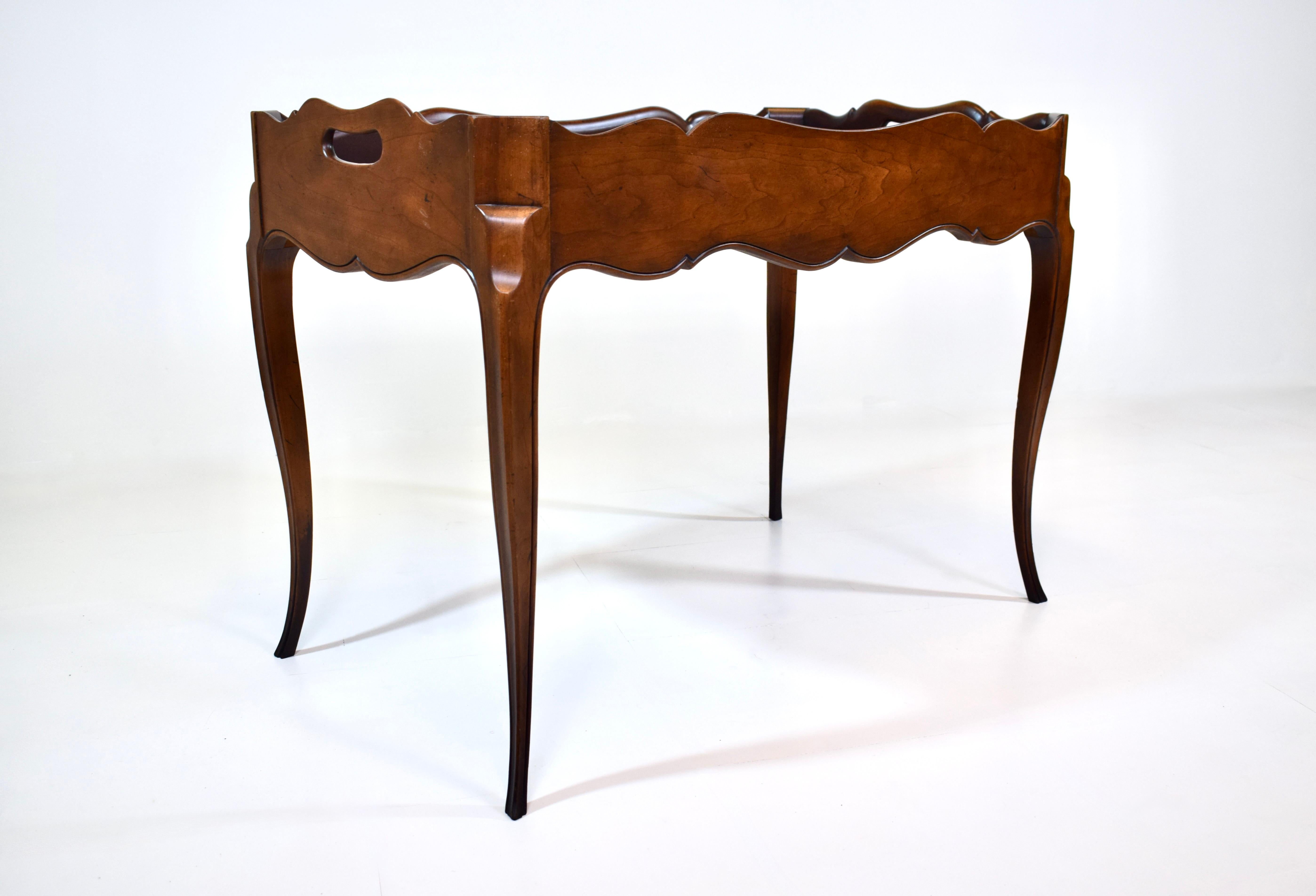 Provincial français Meubles Baker Table basse Butler en noyer français et bois de ronce en vente