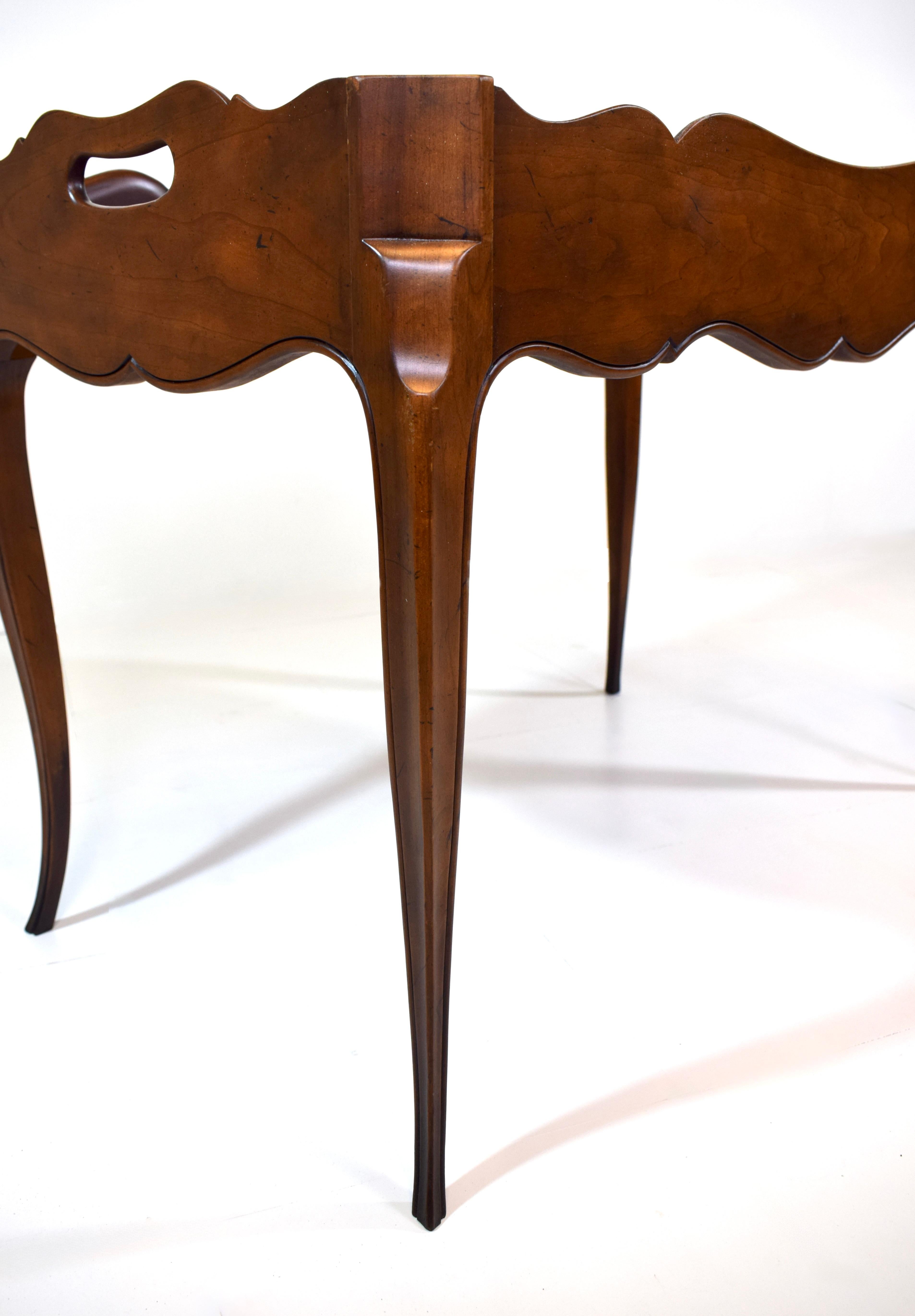 20ième siècle Meubles Baker Table basse Butler en noyer français et bois de ronce en vente