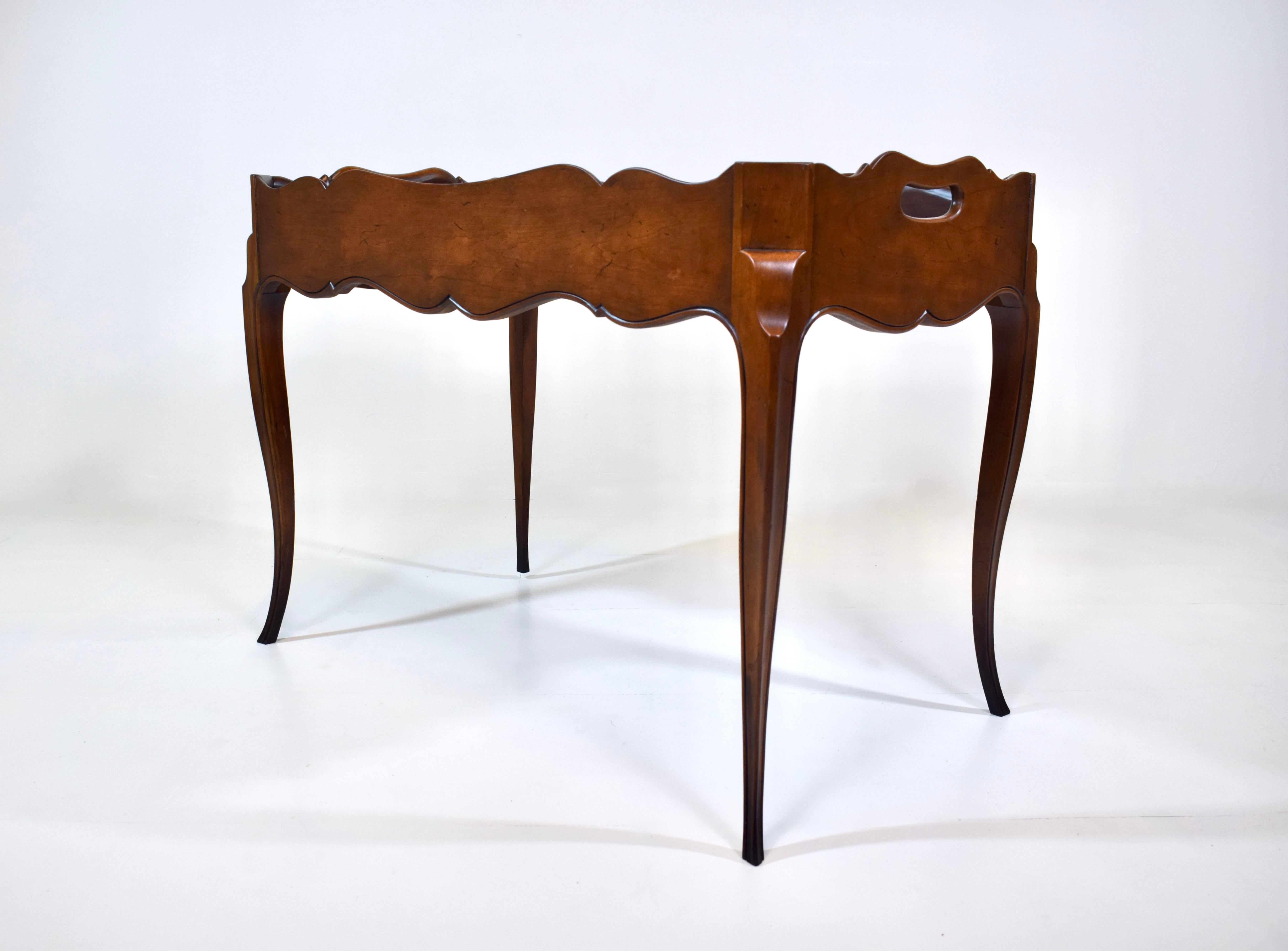 Noyer Meubles Baker Table basse Butler en noyer français et bois de ronce en vente